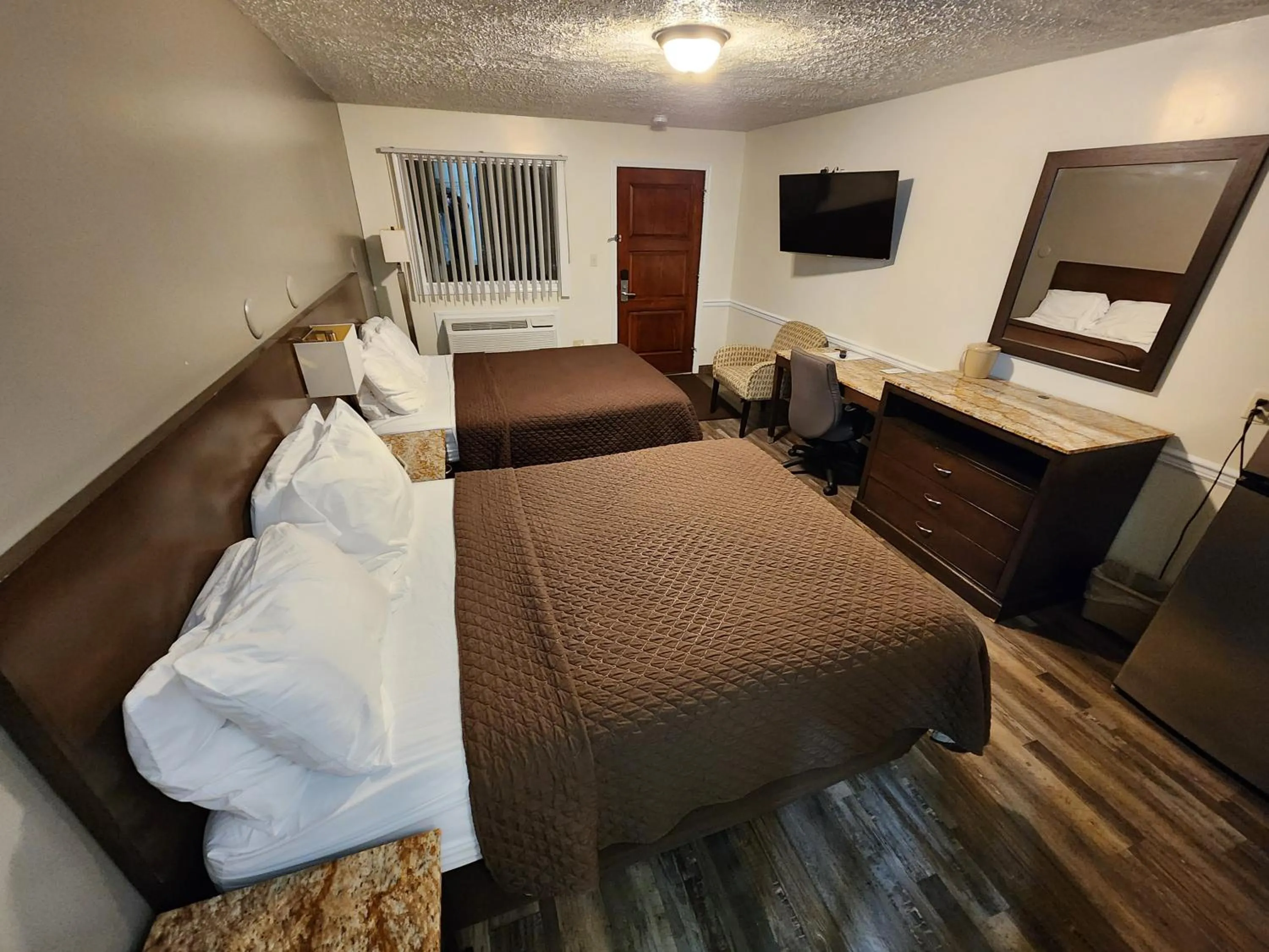 Queen Room with Two Queen Beds in Jefferson Hills Motel