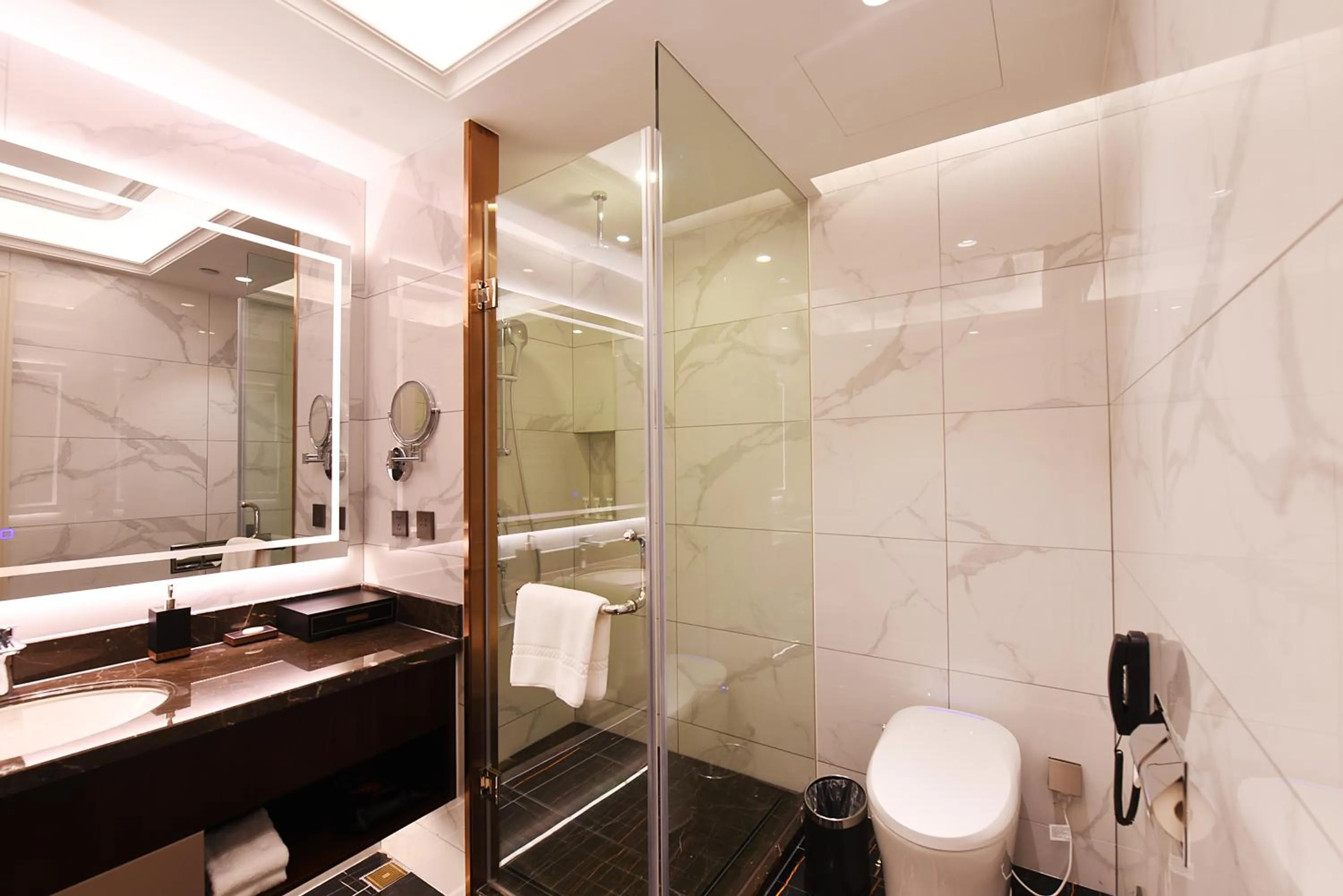 Deluxe King Room - Non-Smoking in Ramada Plaza by Wyndham Wenzhou