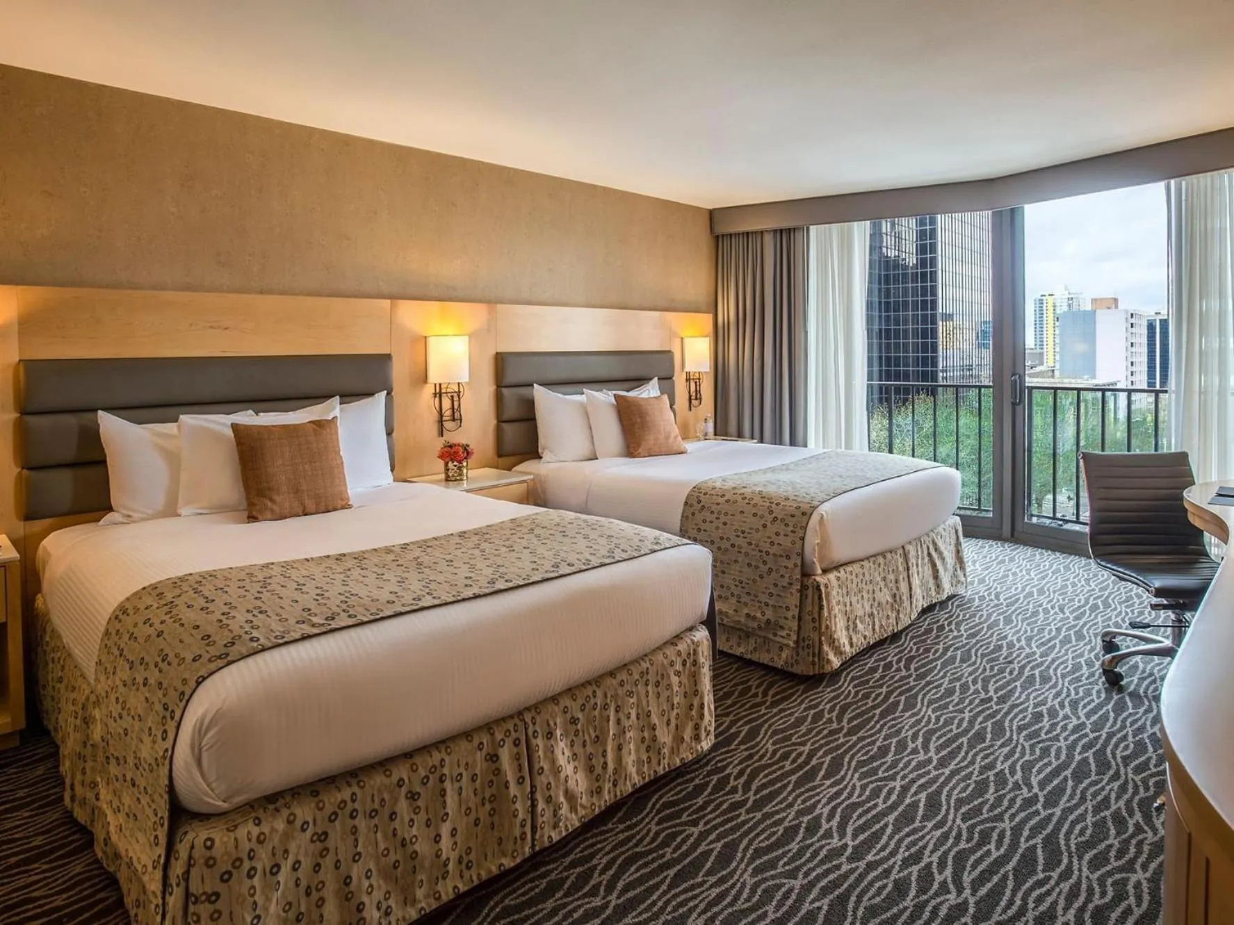 Executive Queen Room with Two Queen Beds with City View in Warwick Seattle