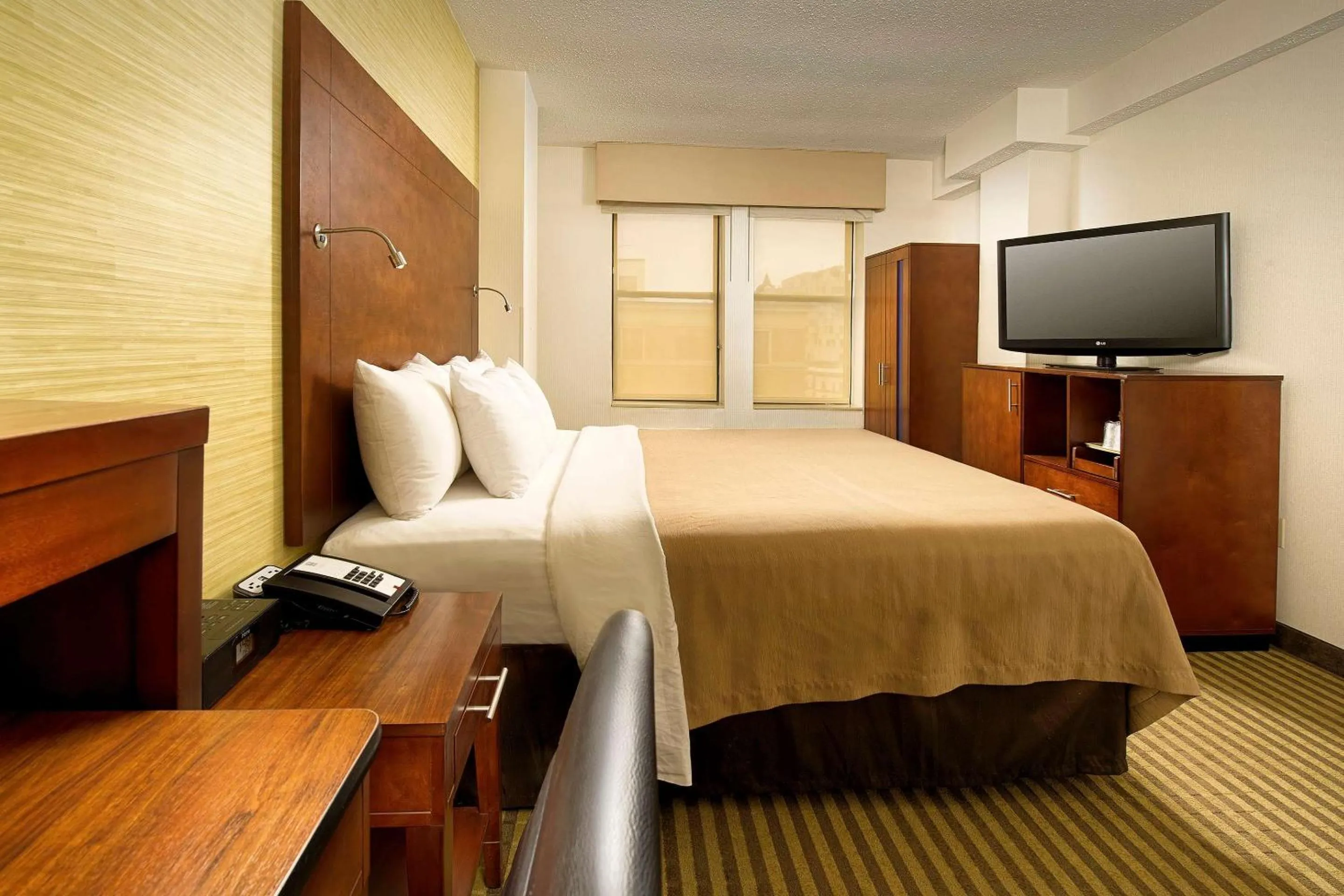  Queen Room - Non Smoking in Comfort Inn Downtown DC-Convention Center