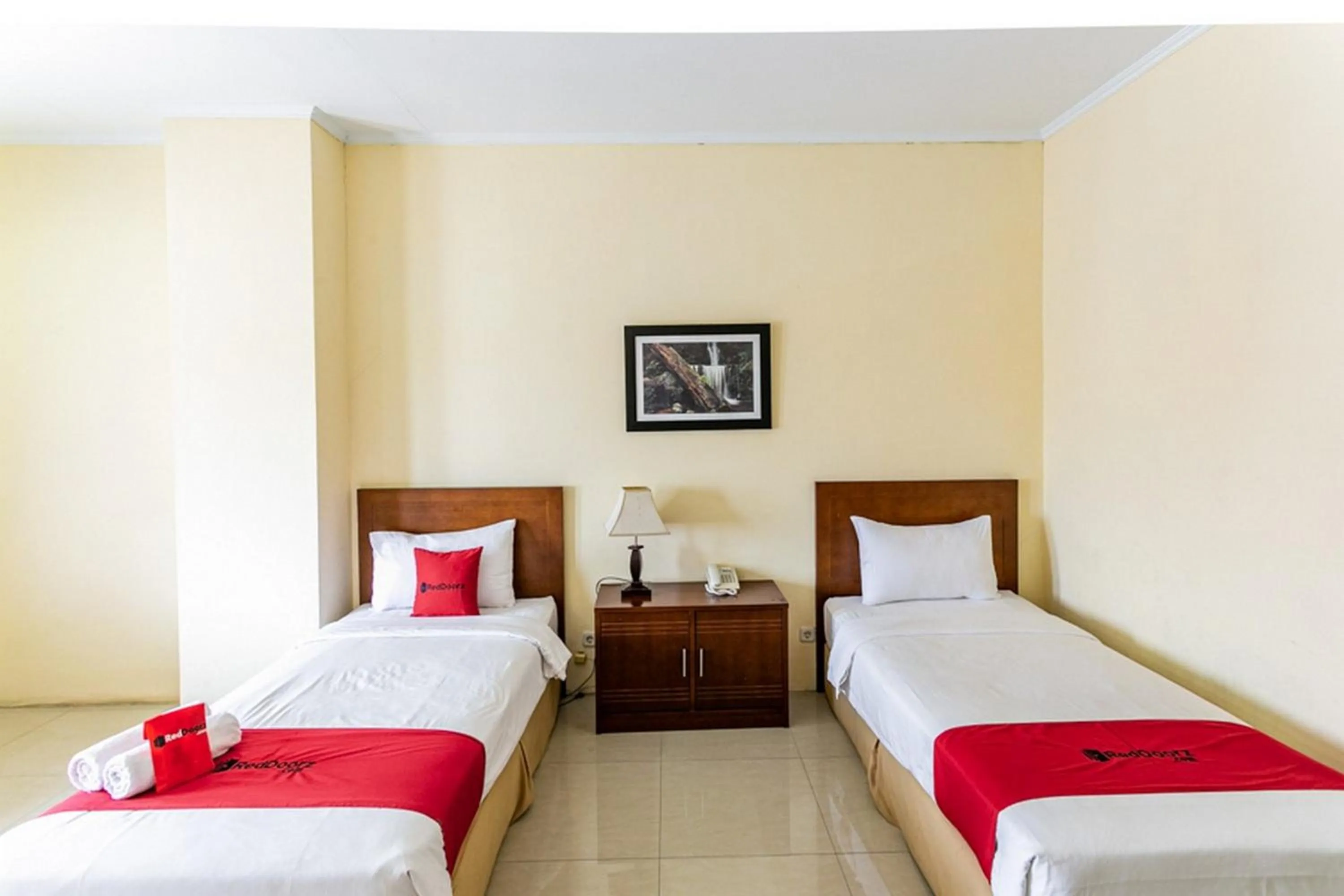 Twin Room in RedDoorz Plus near Alun Alun Karanganyar