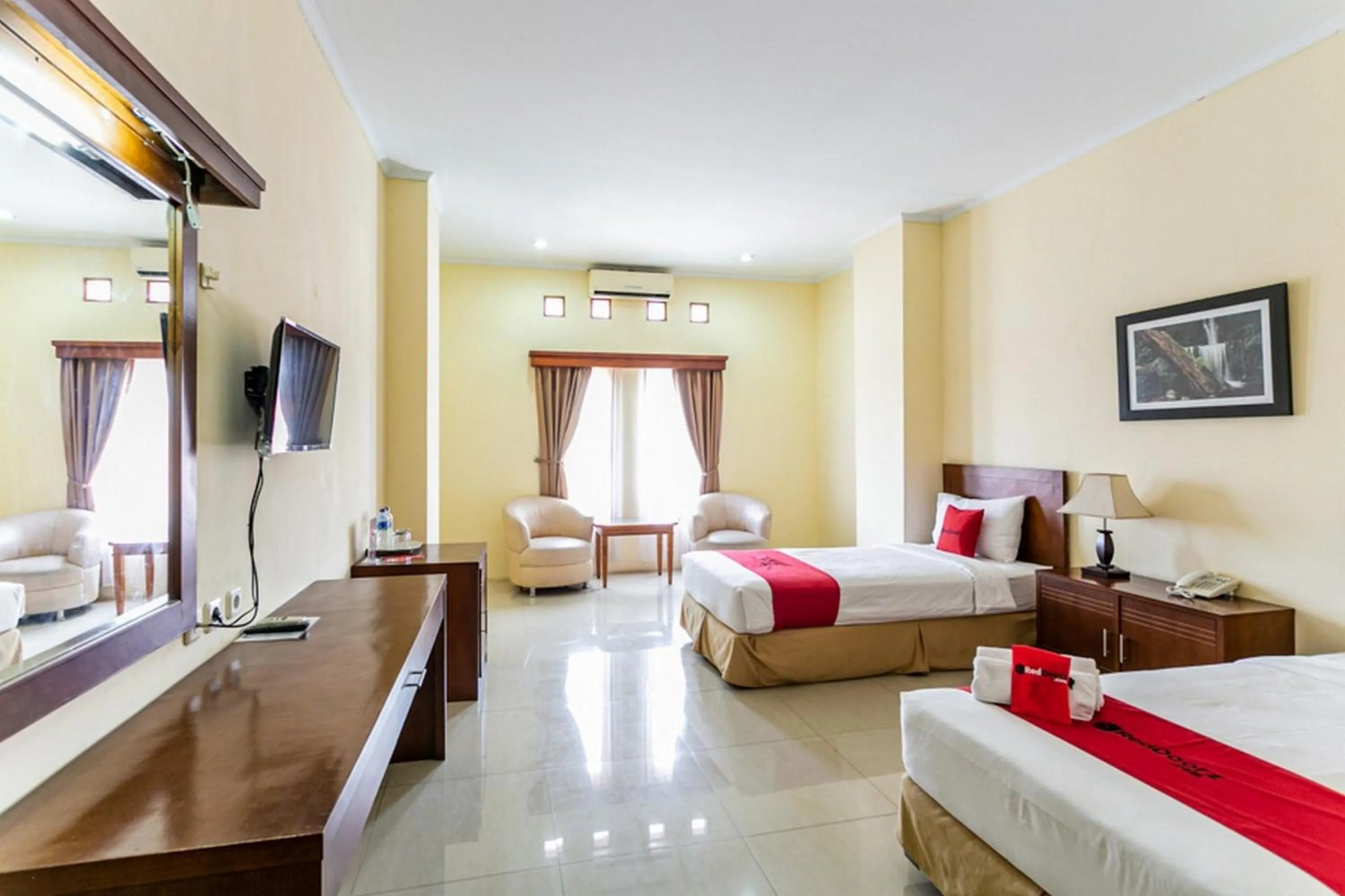 Deluxe Twin Room in RedDoorz Plus near Alun Alun Karanganyar