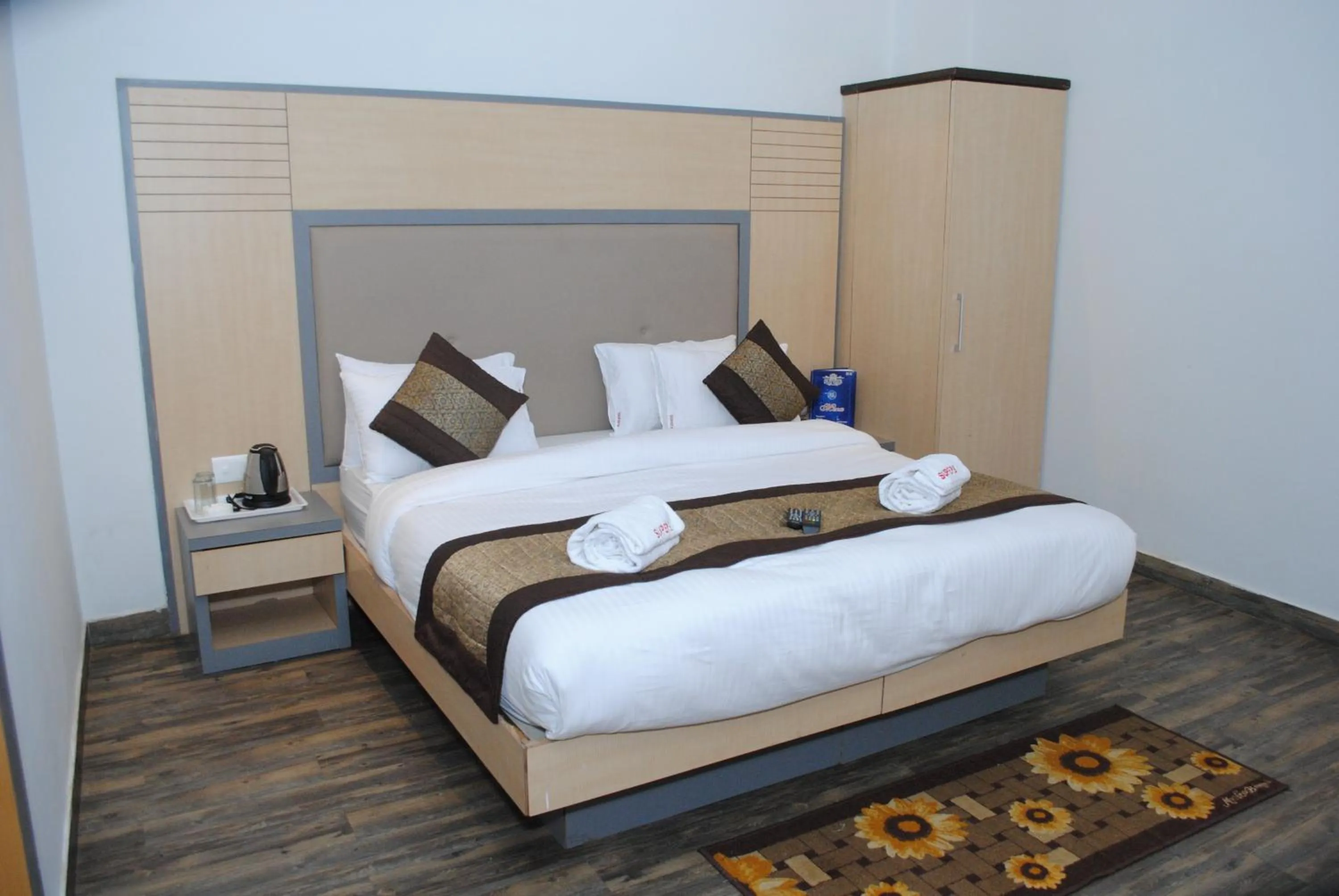 Superior King Room in Hotel Superb 5 Mins Walk From New Delhi Station