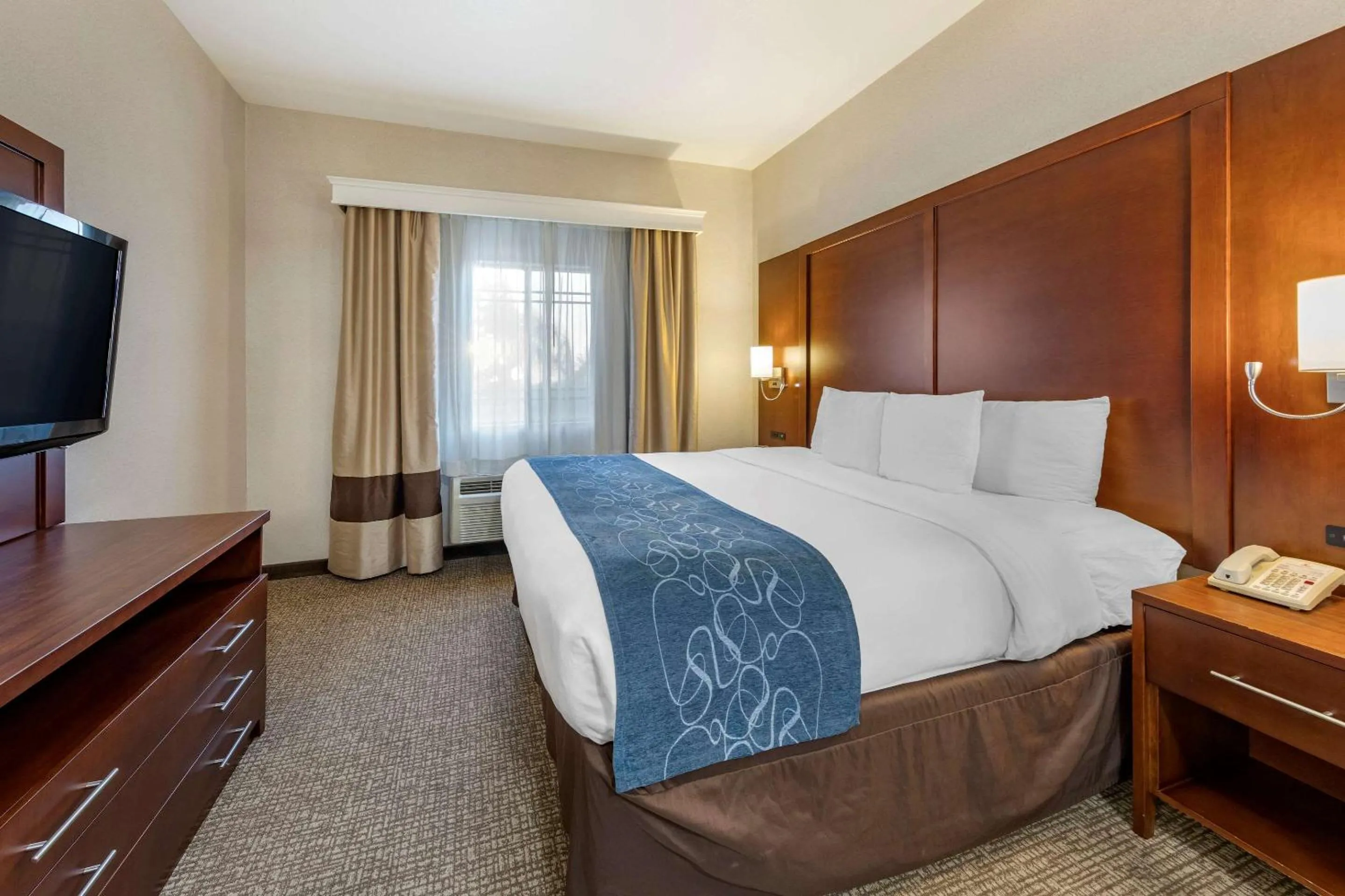 Business King Suite - Accessible/Non-Smoking in Citrus Suites Redlands Loma Linda Hotel