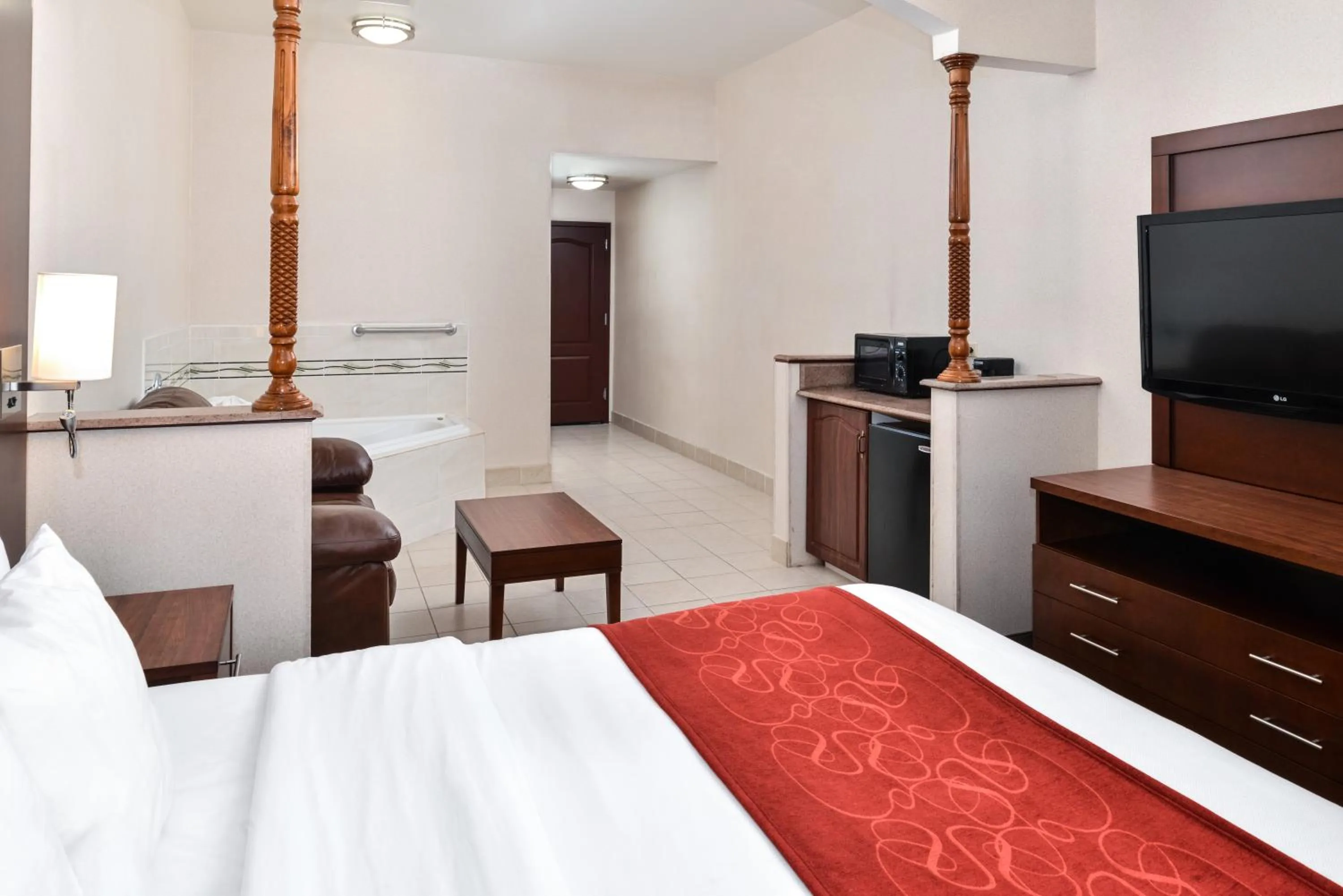 Suite, 1 King Bed with Hot Tub in Citrus Suites Redlands Loma Linda Hotel