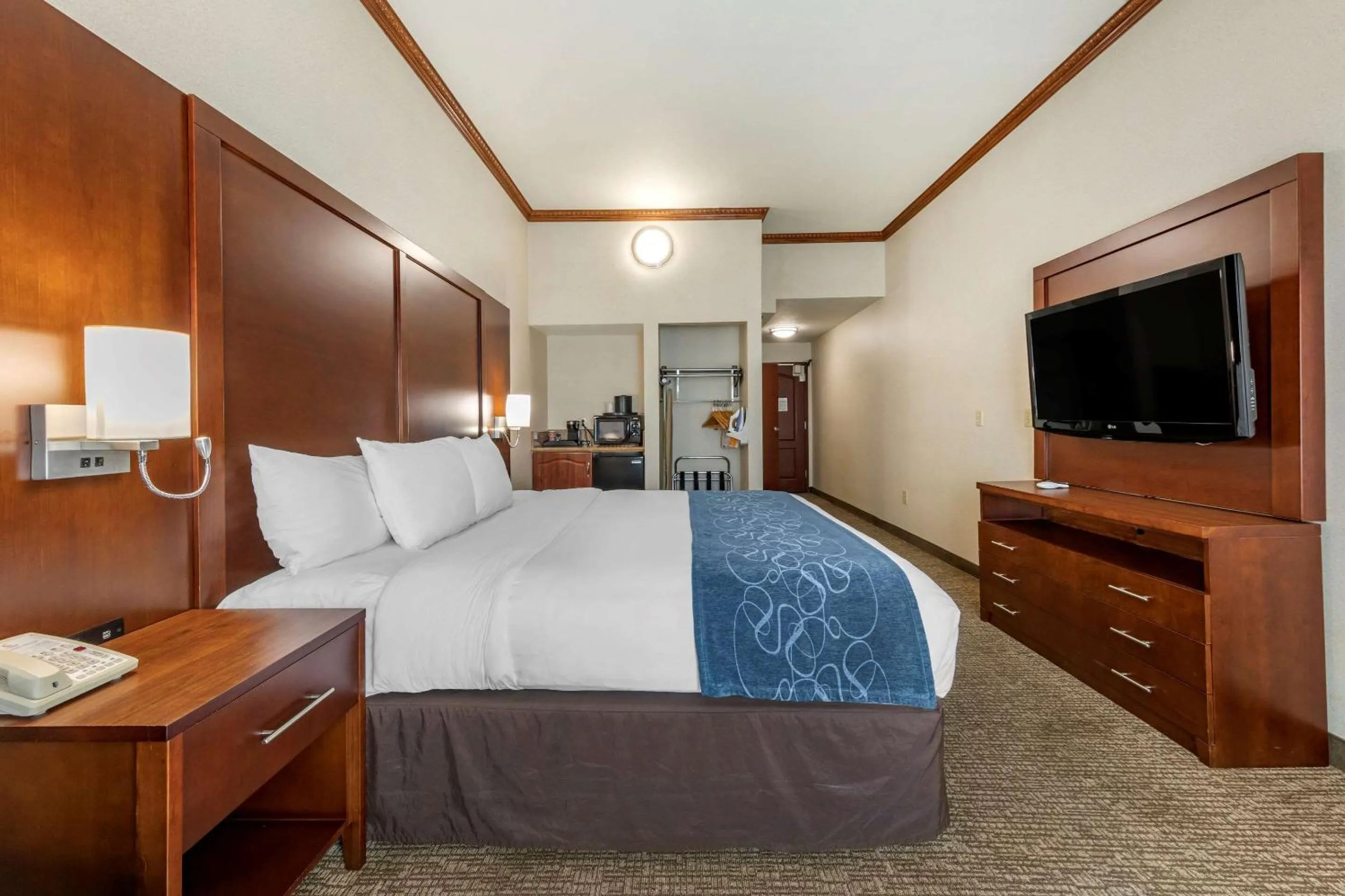 King Room with Roll-In Shower - Accessible/Non-Smoking in Citrus Suites Redlands Loma Linda Hotel