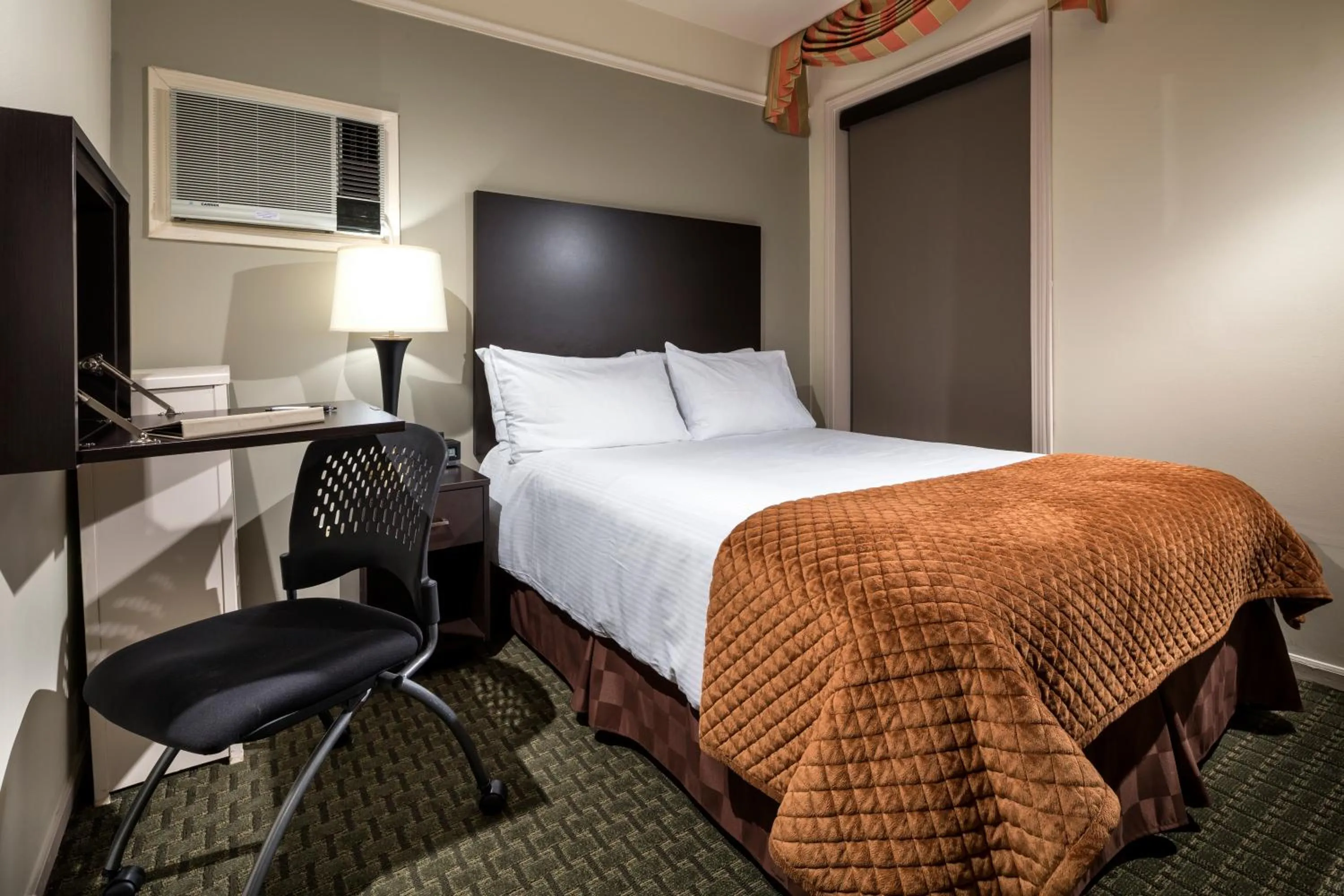 Small Queen in The Willows Hotel