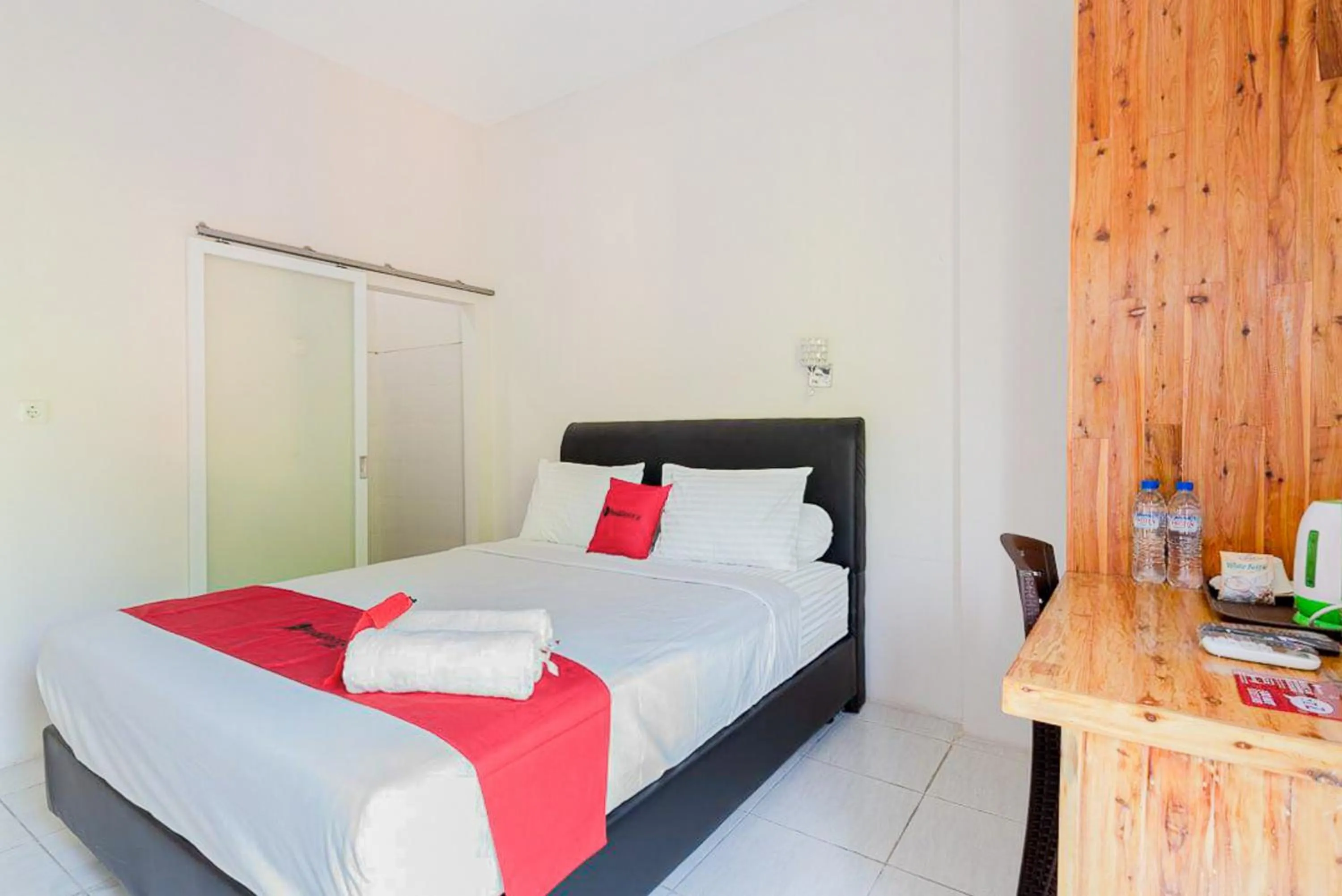 Standard Double Room in RedDoorz Plus Syariah @ Raya Nginden 2