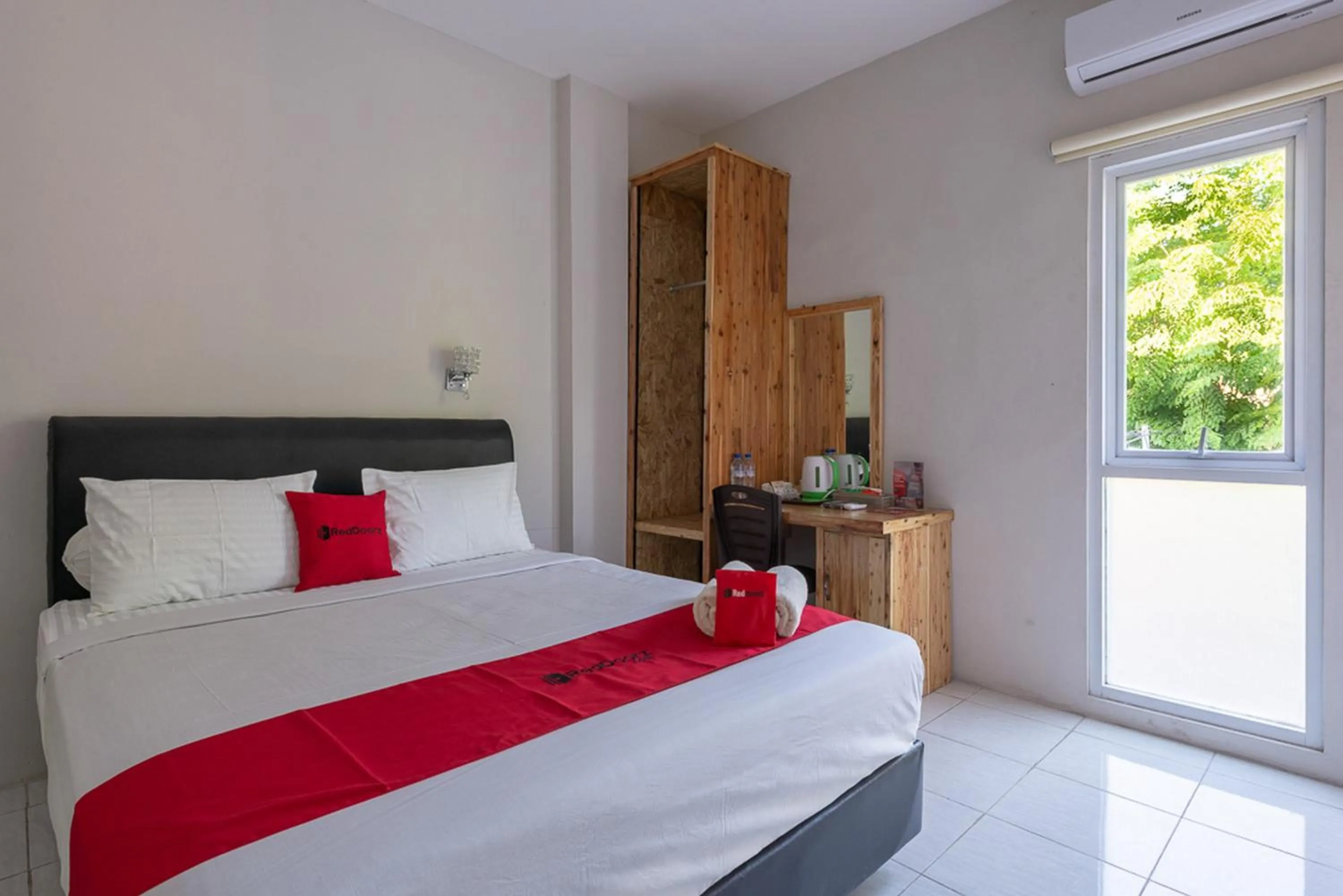 Double Room in RedDoorz Plus Syariah @ Raya Nginden 2