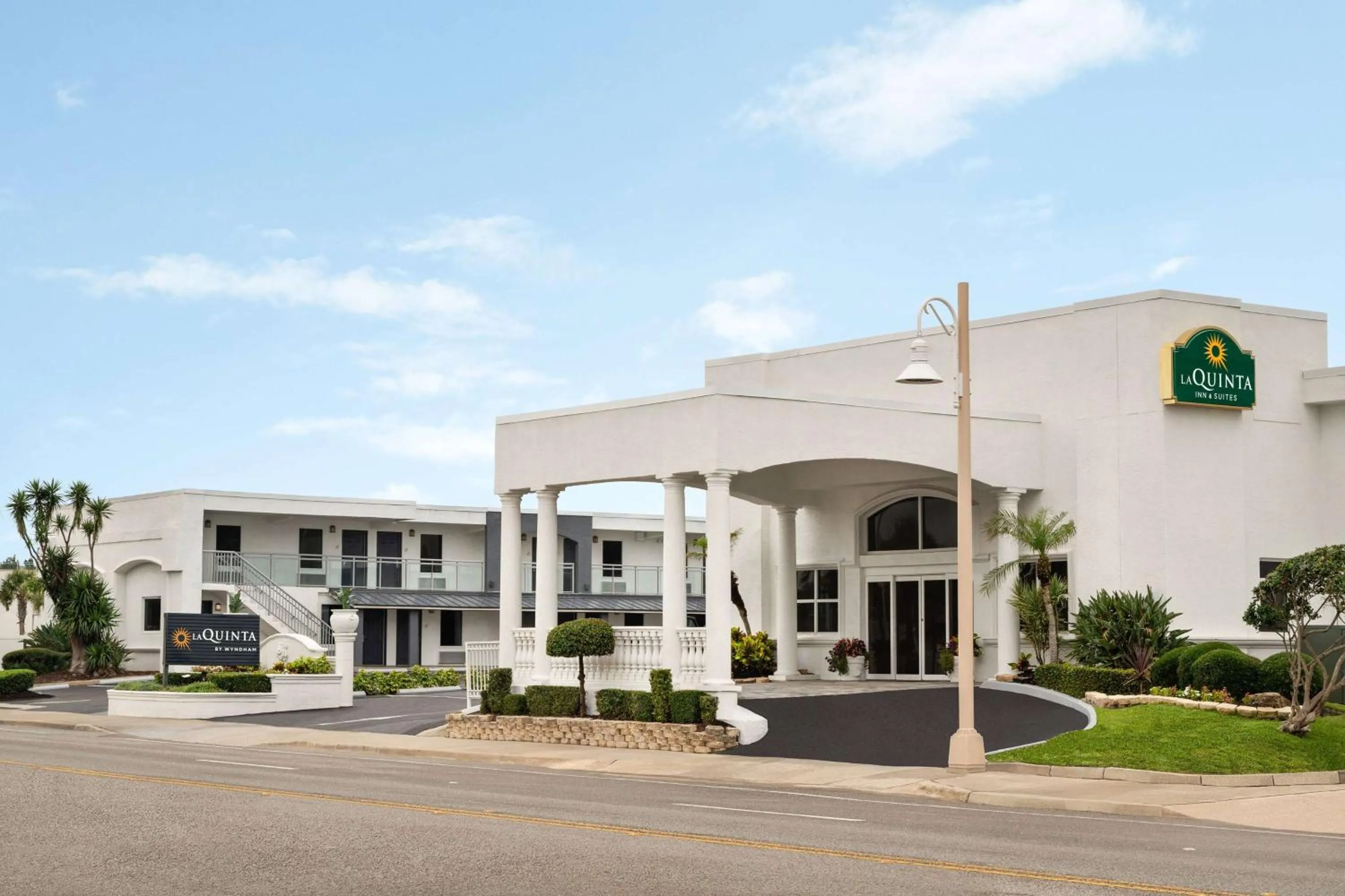 Property building in La Quinta by Wyndham Oceanfront Daytona Beach