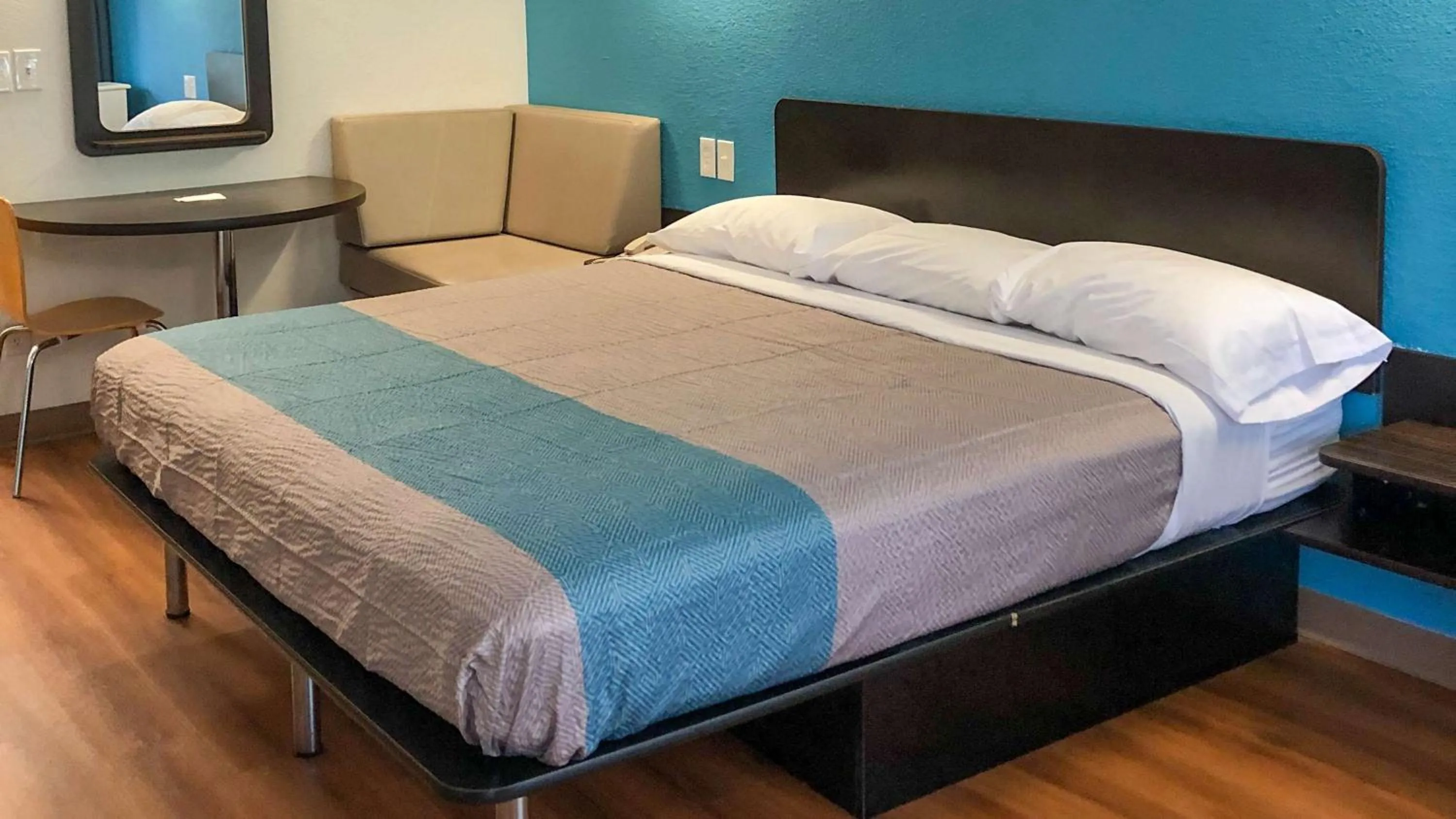 King Room - Non-Smoking in Motel 6-Daytona Beach, FL - Speedway