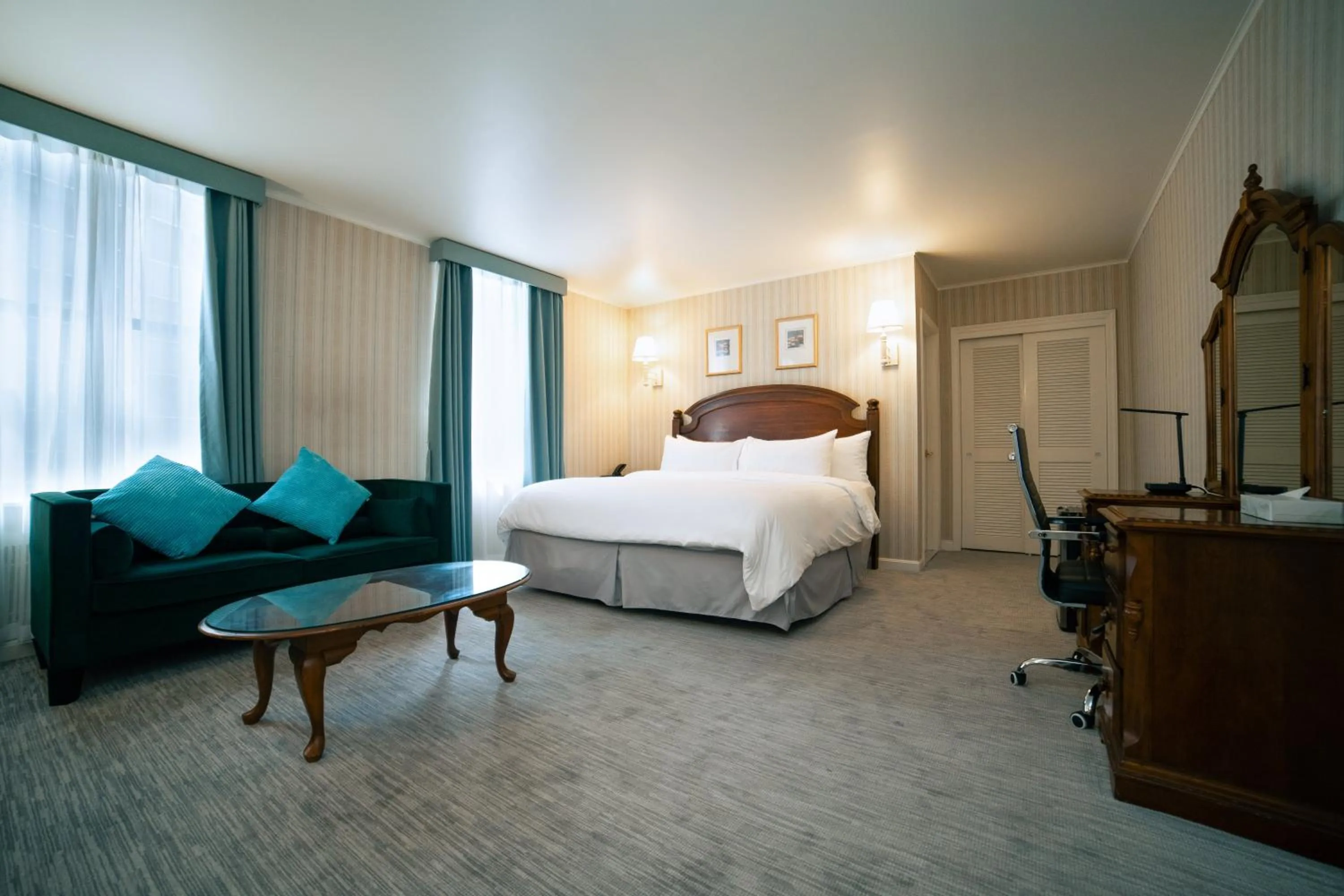 Deluxe King Room in Hotel Stanford