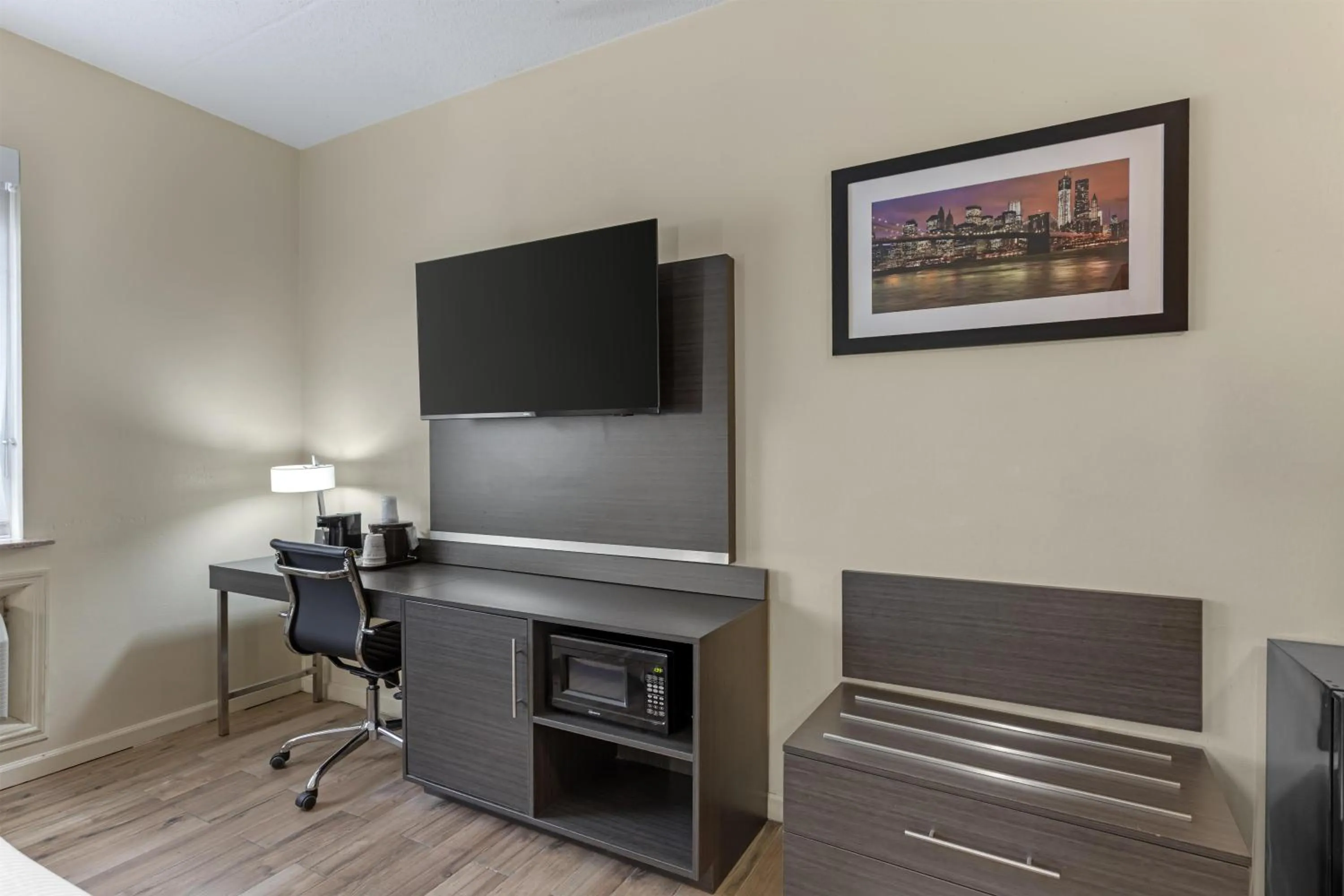 King Room with Roll In Shower-Disabilty Access in Best Western Jamaica Inn