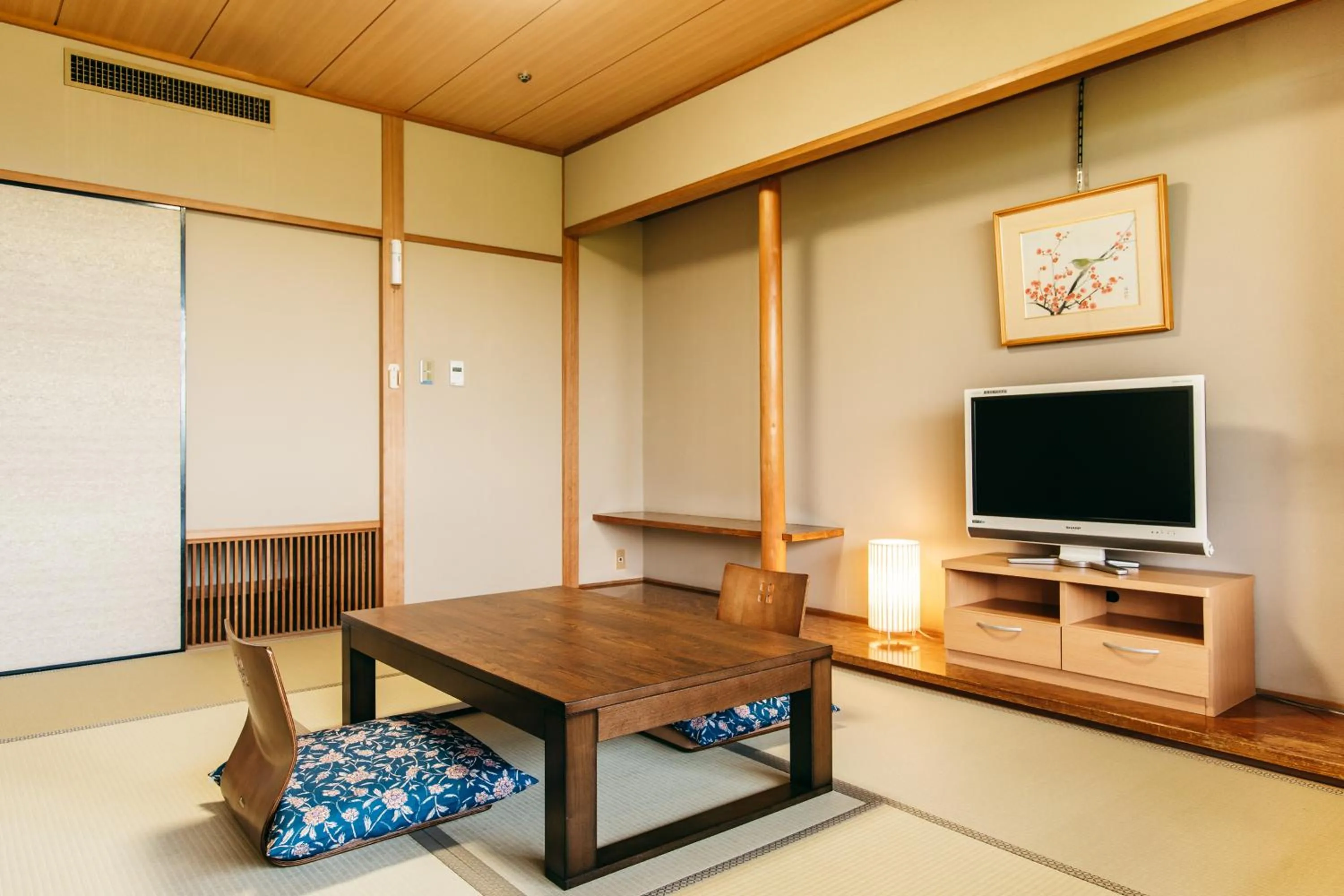 Japanese-style Room with 6 Tatami (MAX 3 Adults) - single occupancy in KAMENOI HOTEL Tondabayashi