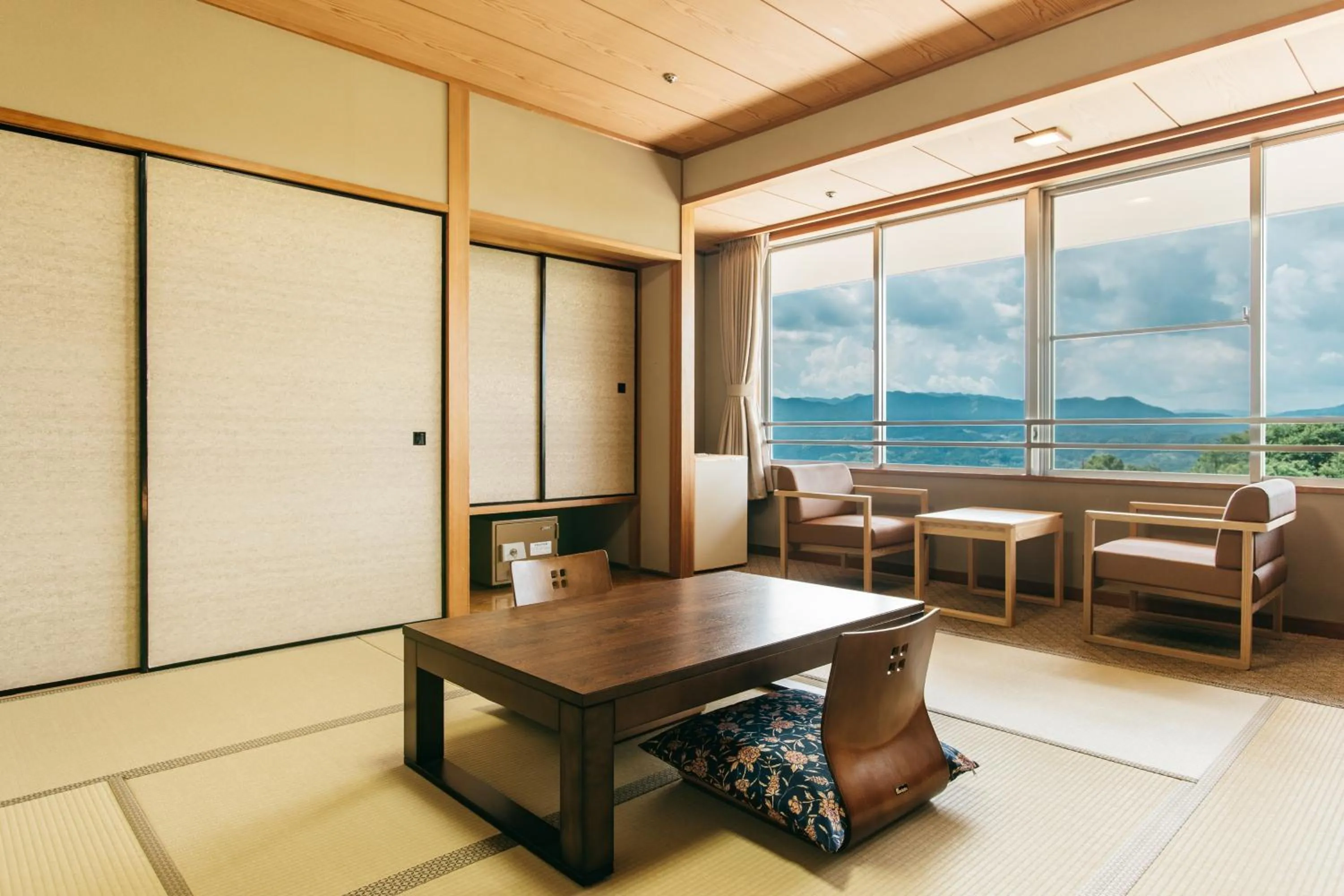 Japanese-style Room with 8 Tatami (MAX 4 Adults) - single occupancy in KAMENOI HOTEL Tondabayashi