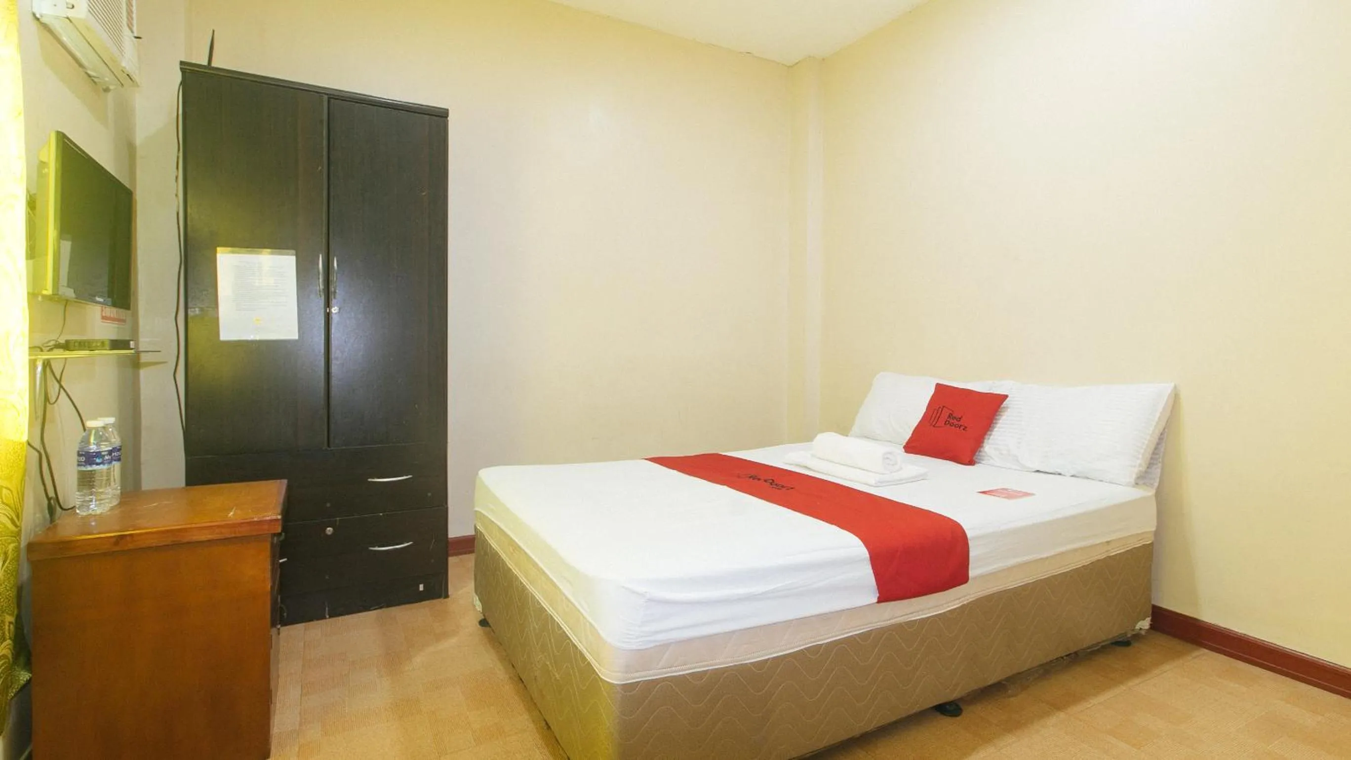 Deluxe Room in RedDoorz near Talisay District Hospital