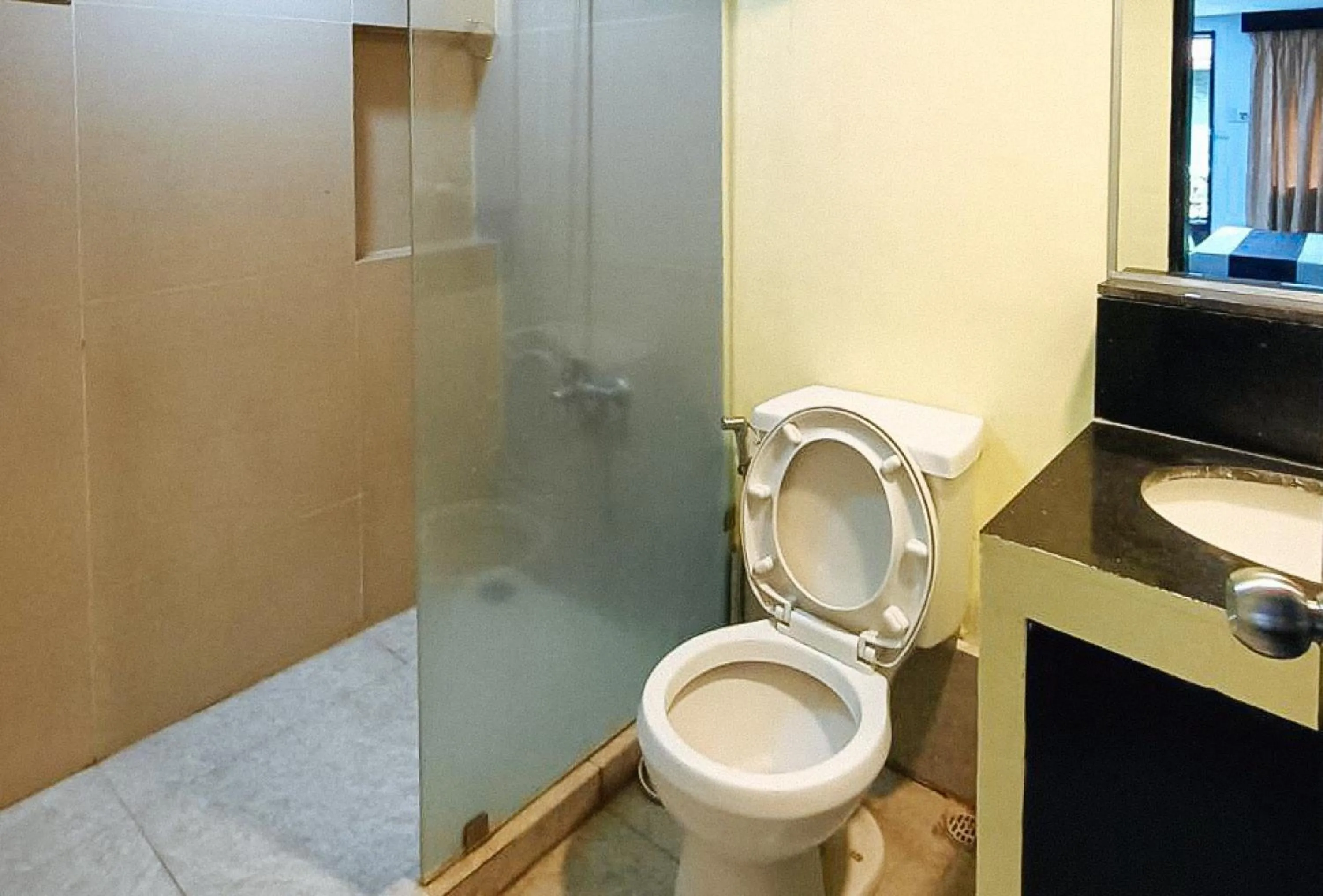 Deluxe Room in Check Inn Bacolod by RedDoorz