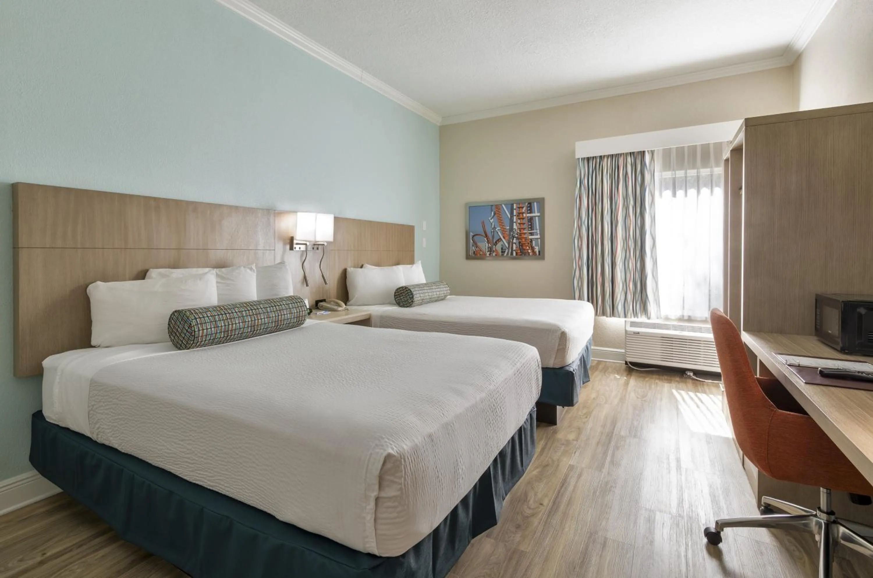 Queen Room with Two Queen Beds in Galleria Palms Orlando - Free Theme Park Shuttles