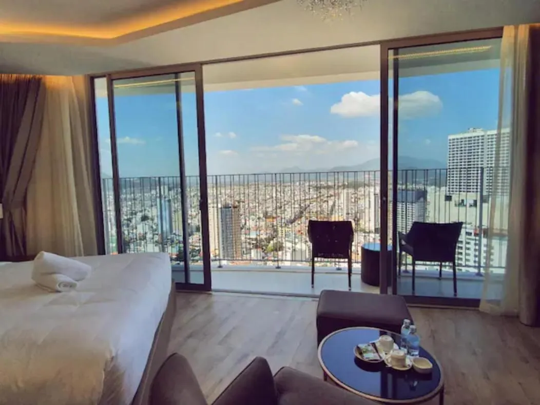 Grand studio panoramic city view with bathtub in Holi Panorama Condotel