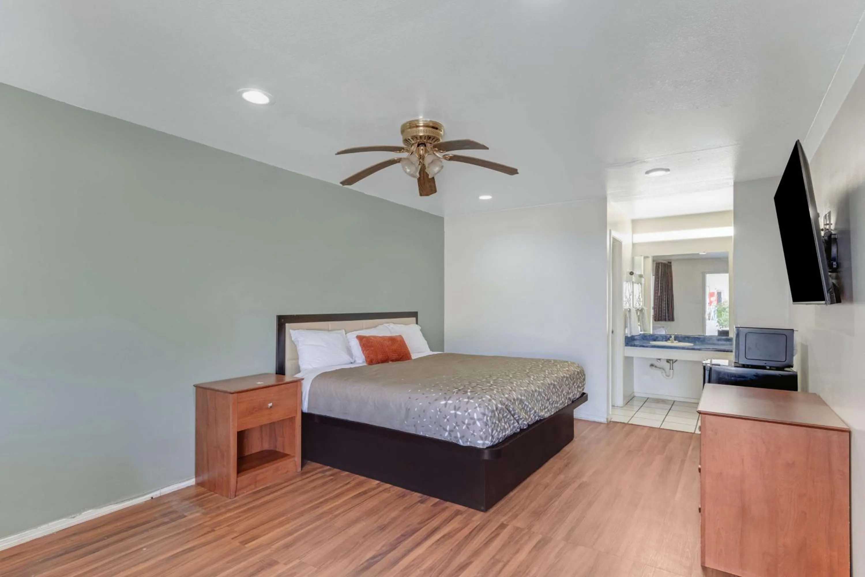 Exterior King Bed Non-Smoking in Americas Best Value Inn San Antonio Downtown Riverwalk