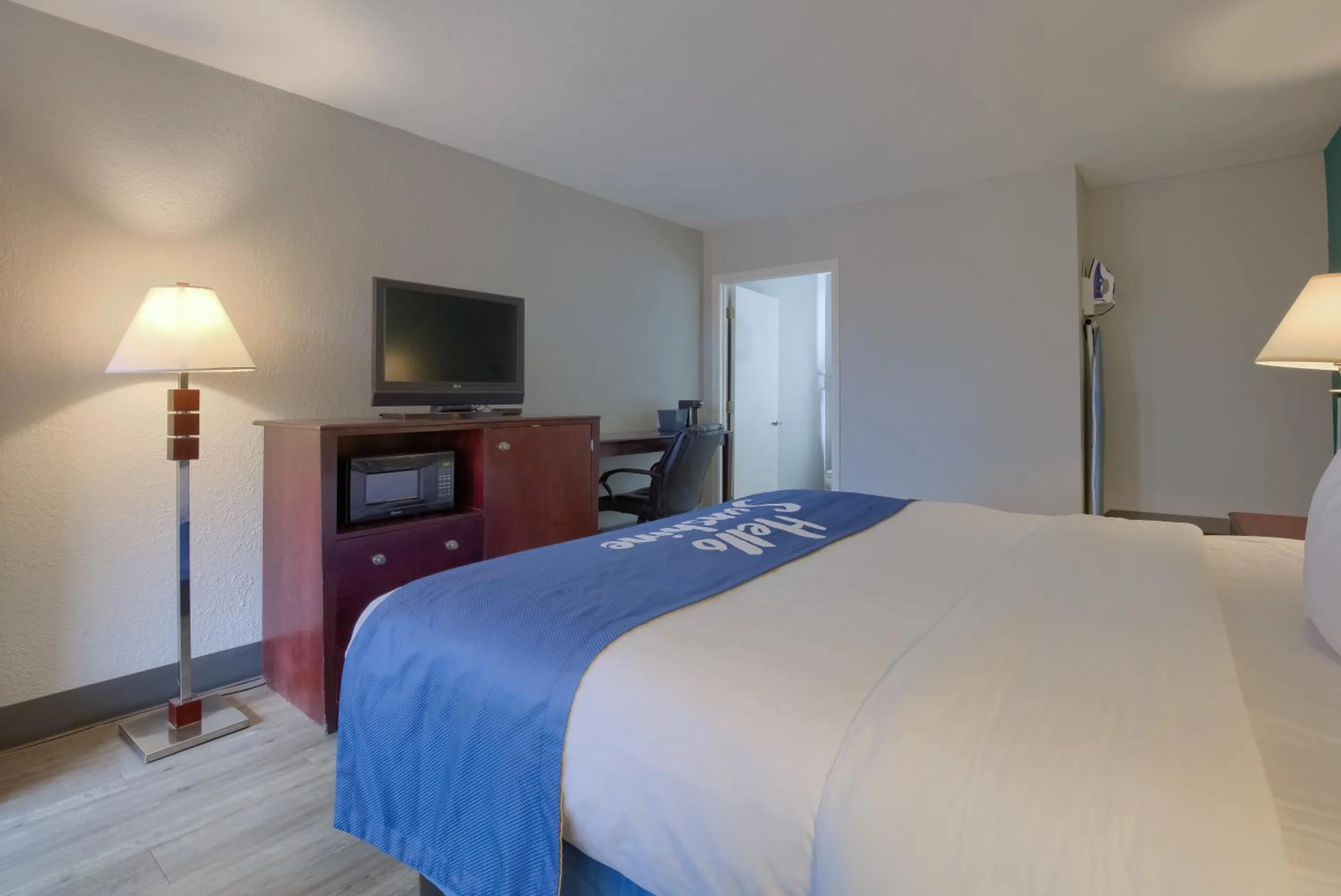 King Room - Mobility Access/Non-Smoking in Days Inn by Wyndham Mobile I-65