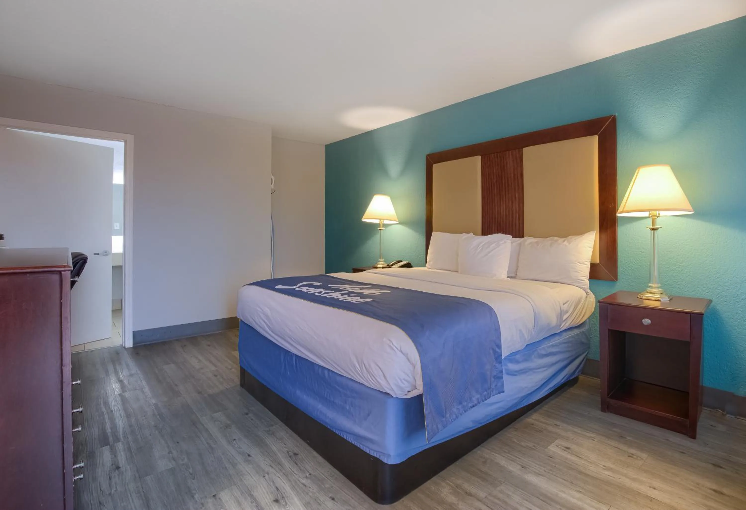 King Room - Non-Smoking in Days Inn by Wyndham Mobile I-65