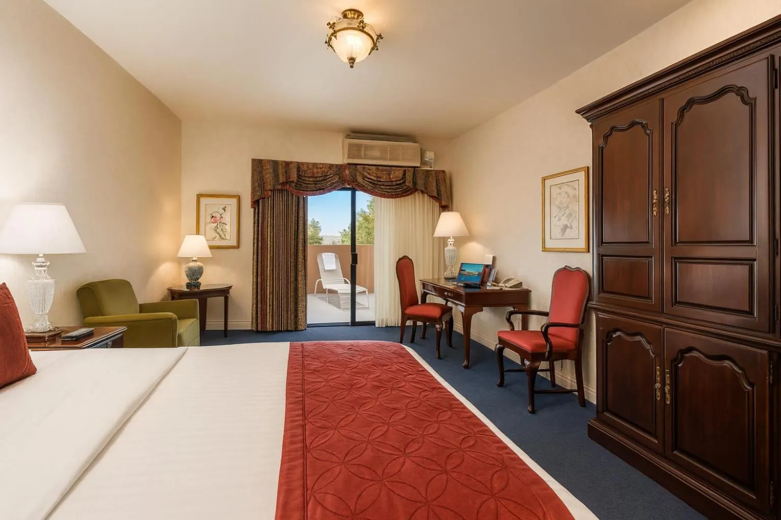 Deluxe King Room - Non-Smoking in Carlyle Hotel