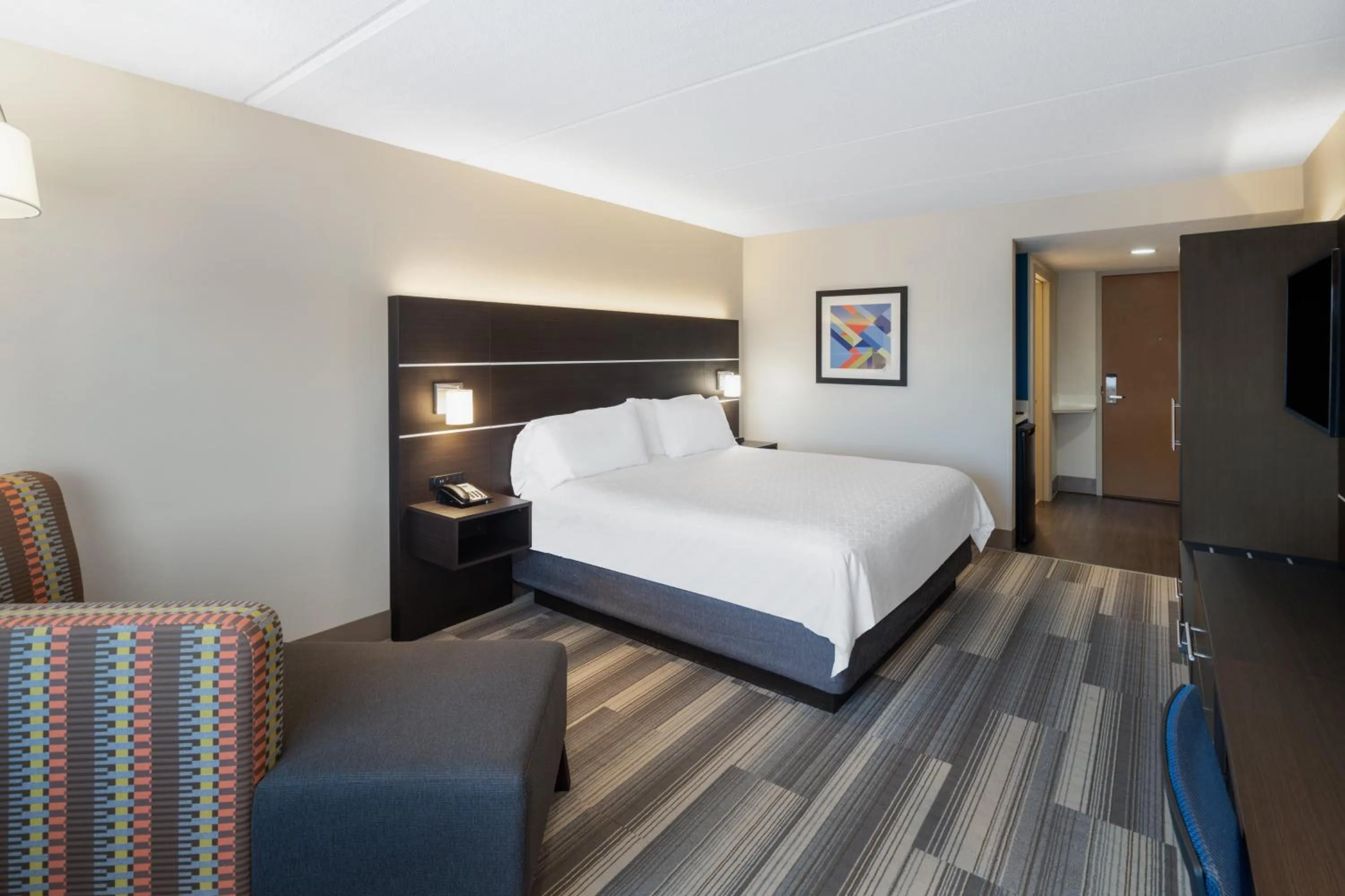 Standard King Room with Roll-In Shower - Communications Access in Holiday Inn Express Hotel & Suites Bluffton at Hilton Head Area by IHG