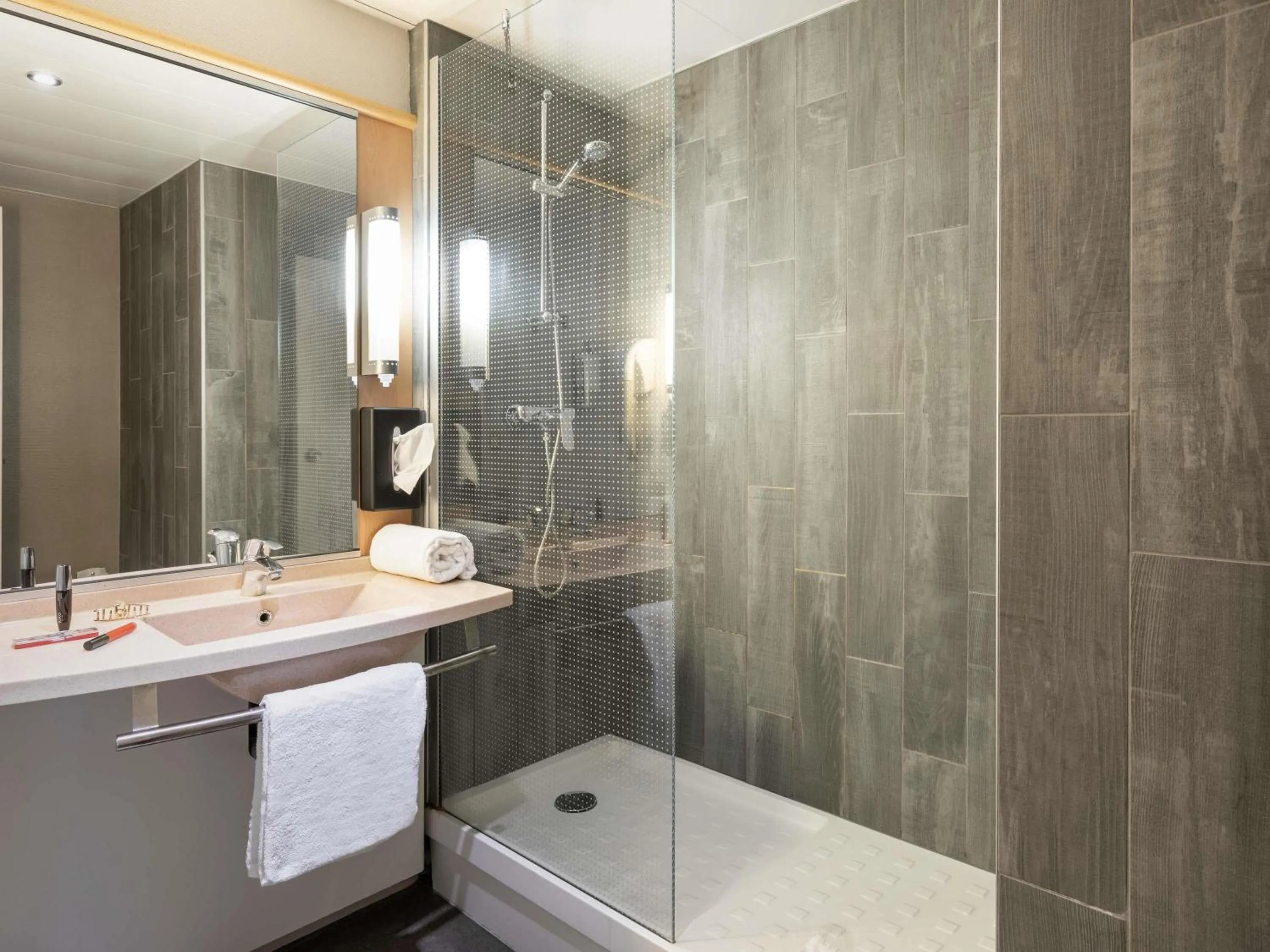 Standard Twin Room in ibis Metz Nord