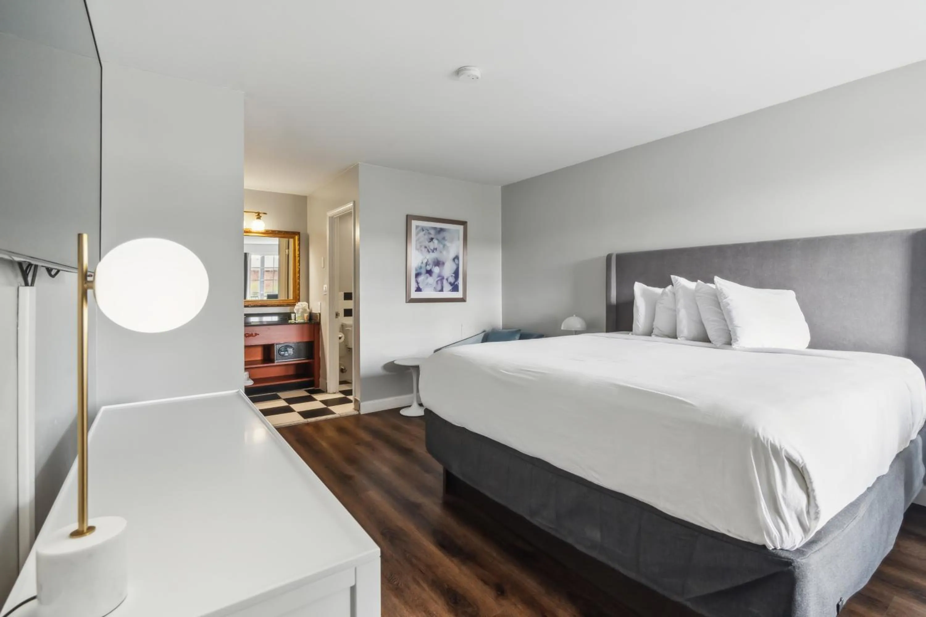 Standard King Room in Maison Saint Charles