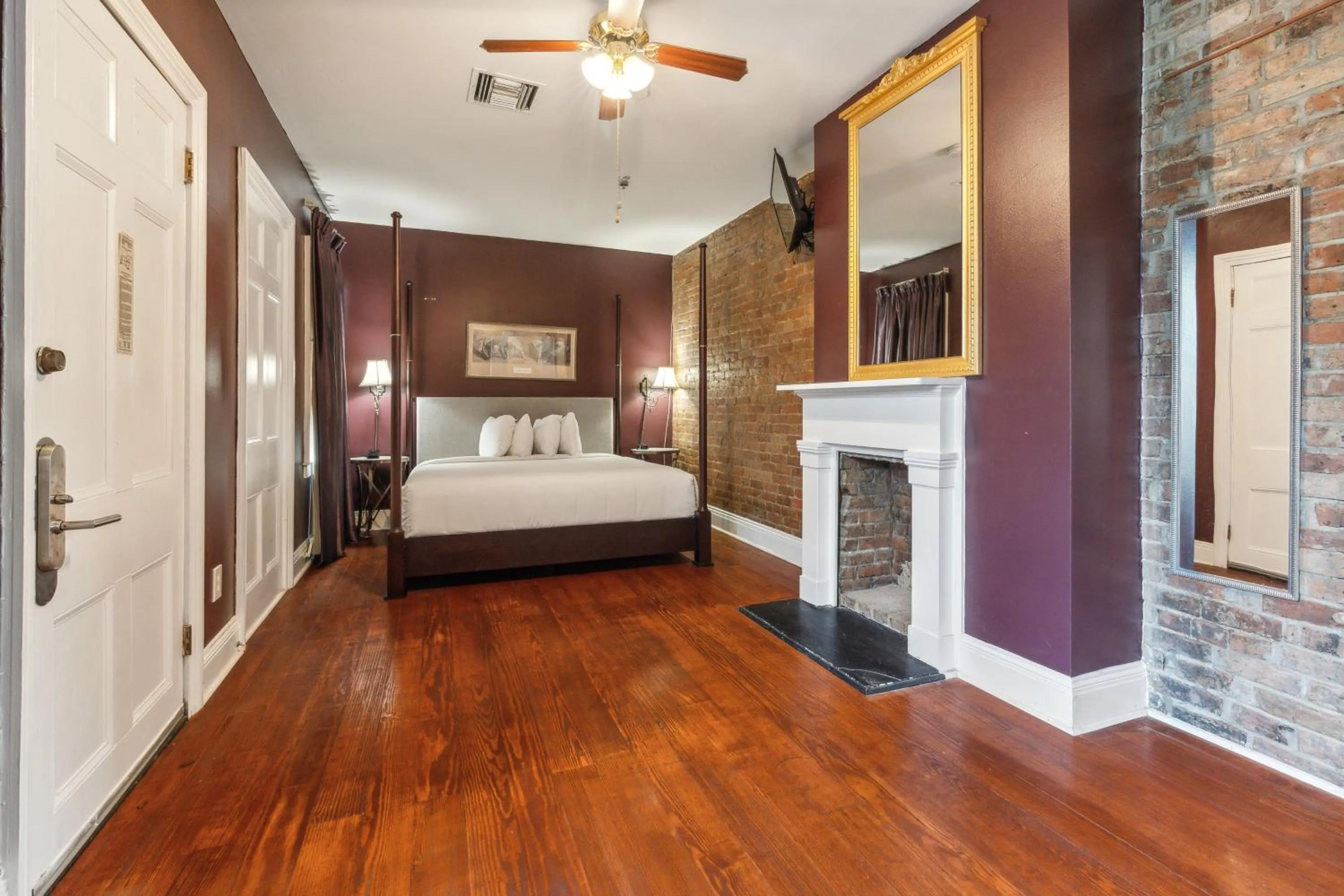 Suite with Hot Tub in Maison Saint Charles