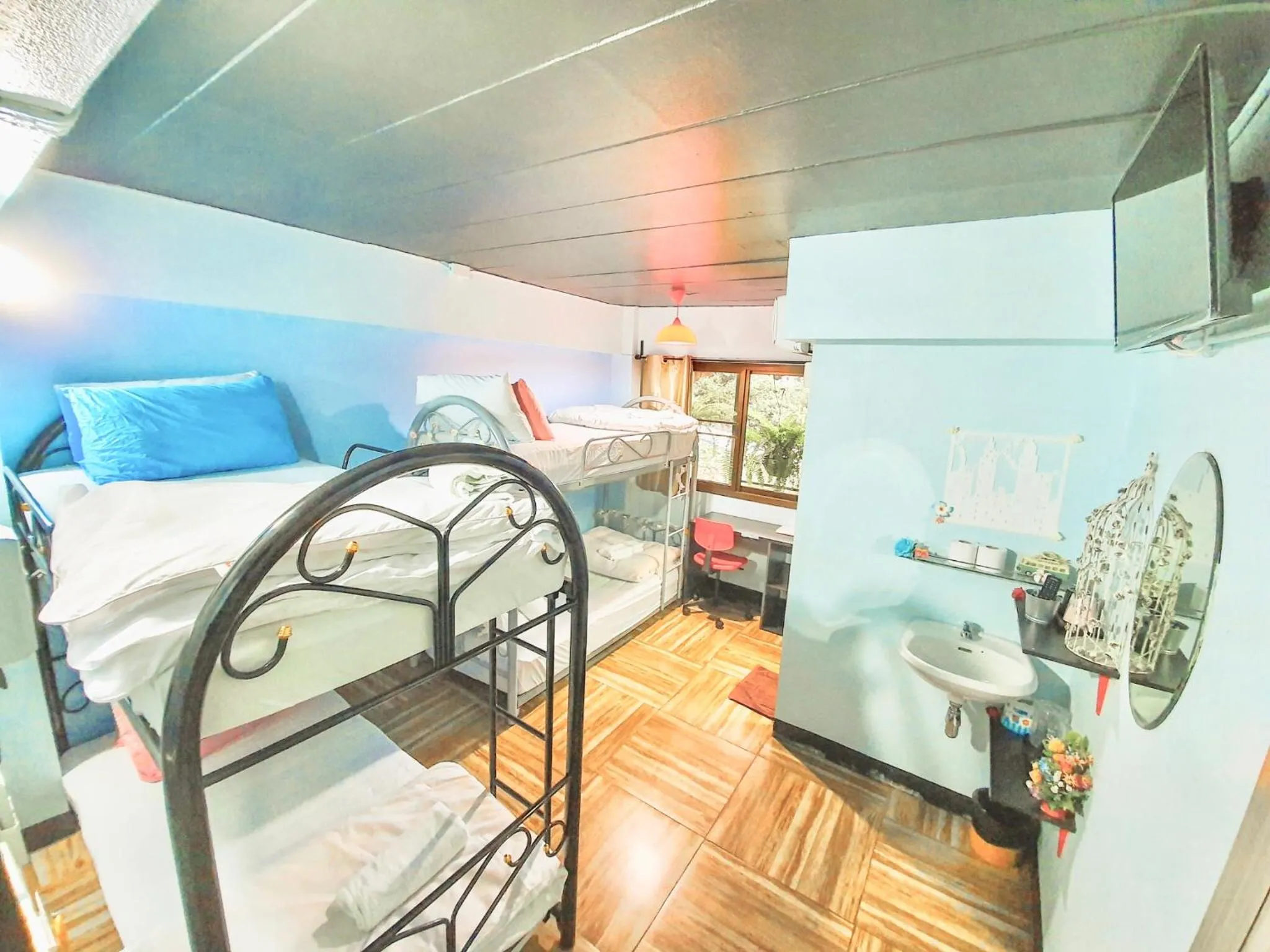 Quadruple Room with Private Bathroom in Bangkok Canale Home at Khaosarn