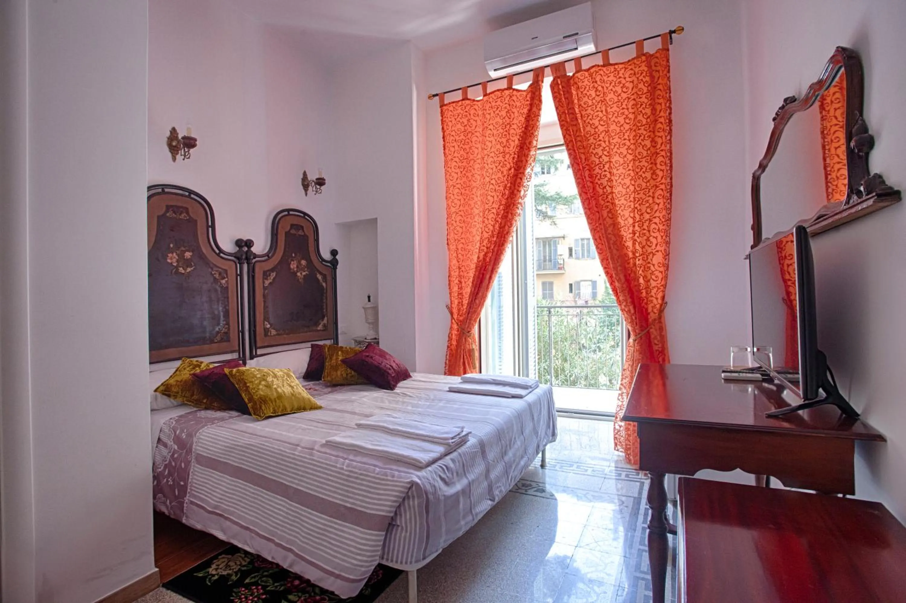 Queen Room with Balcony in White Vatican
