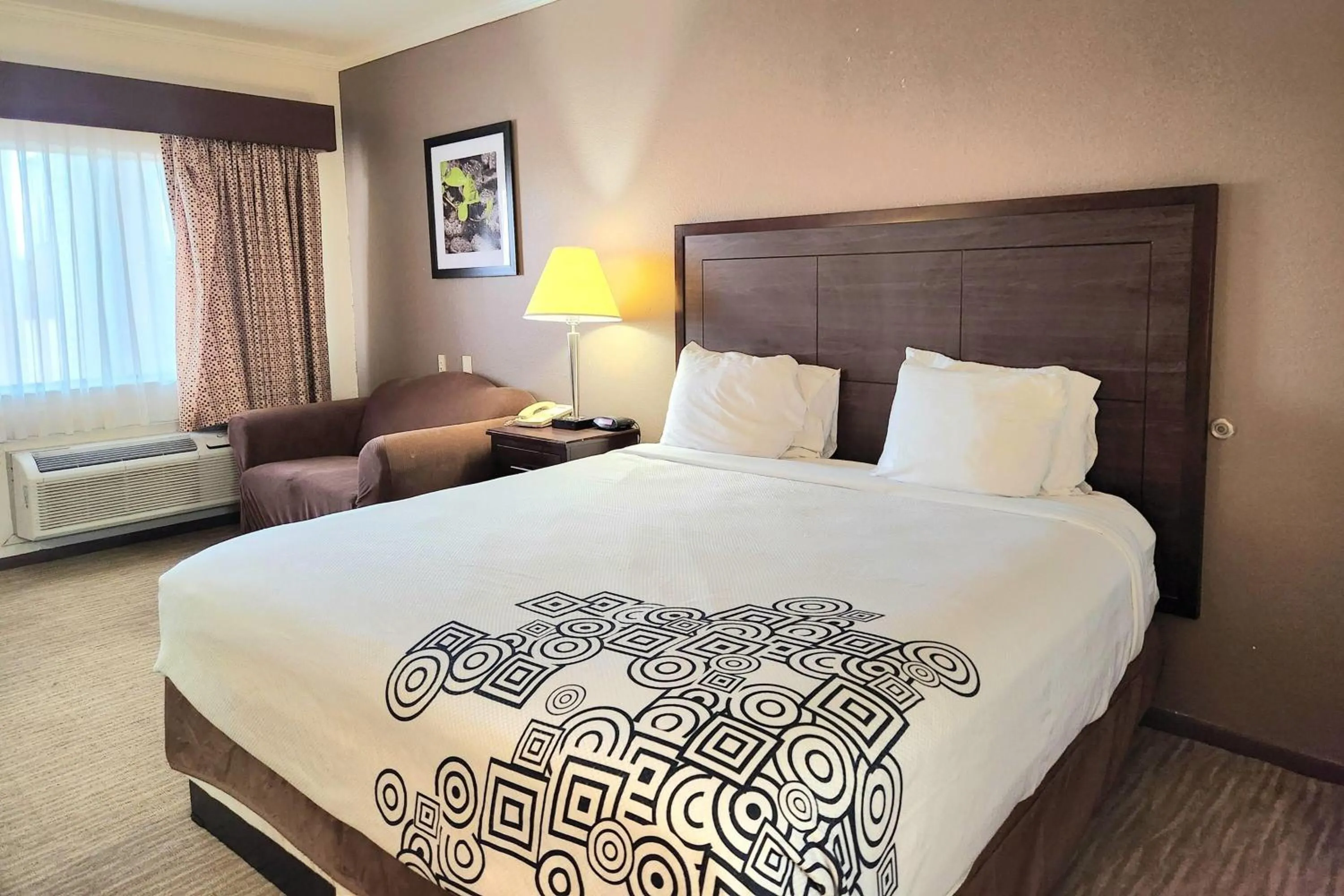 King Room with Mobility Access and Bathtub with Grab bar, Non-Smoking in Days Inn by Wyndham Navasota