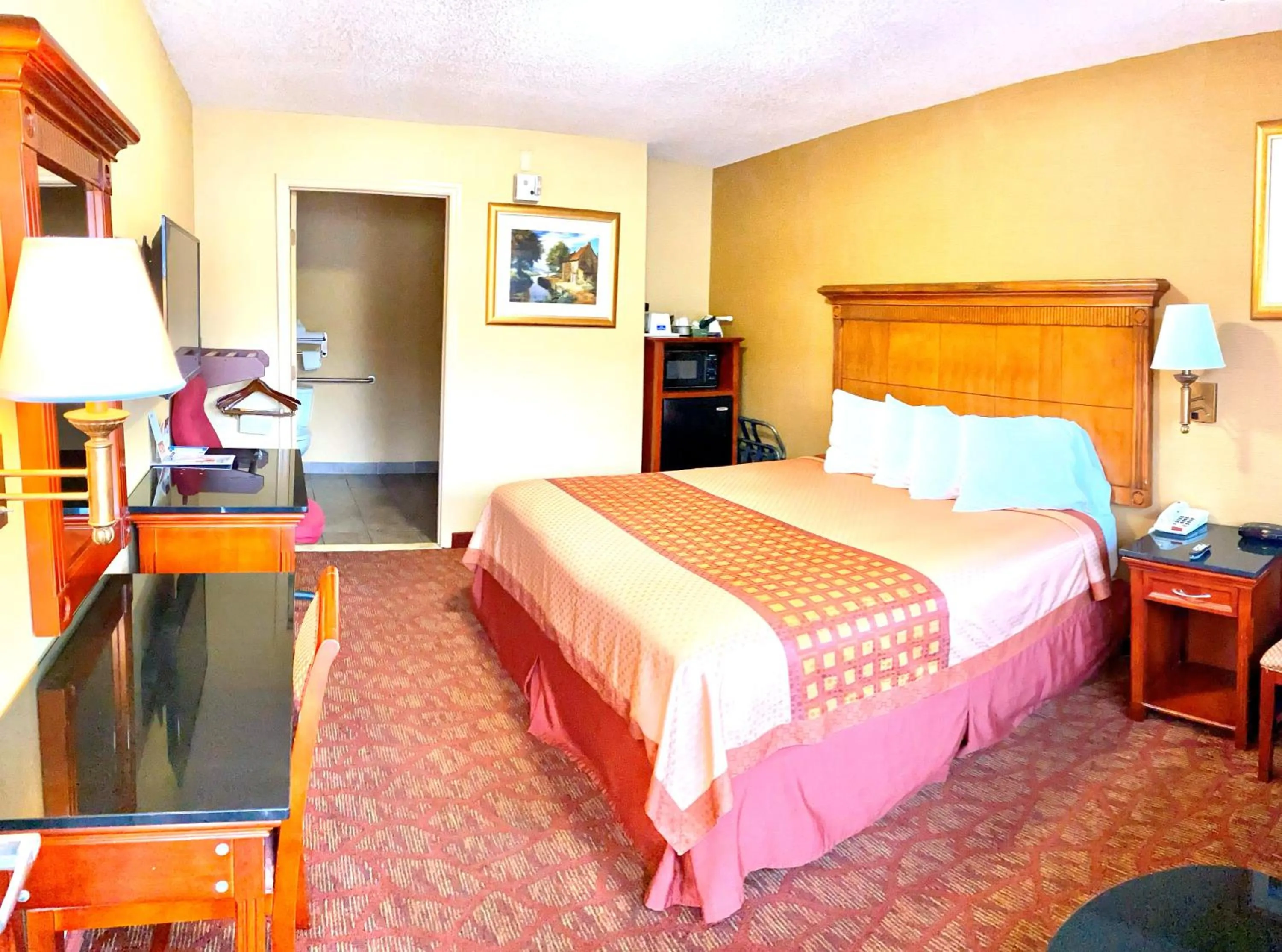 King Room with Tub - Disability Access/Non Smoking/Exterior Hall in Rodeway Inn Goodlettsville South
