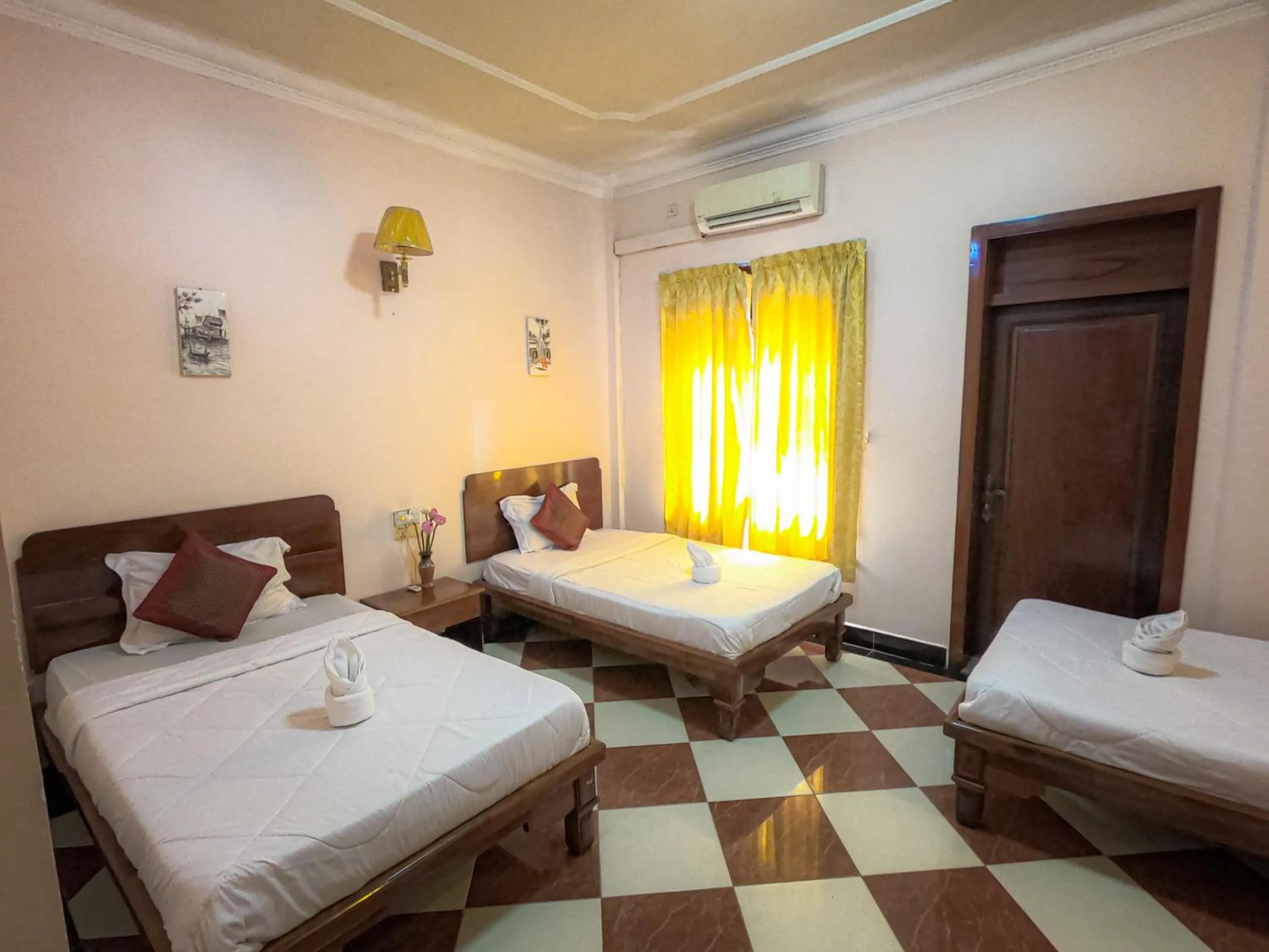 Triple Room with Balcony in Nawin Palace Guesthouse