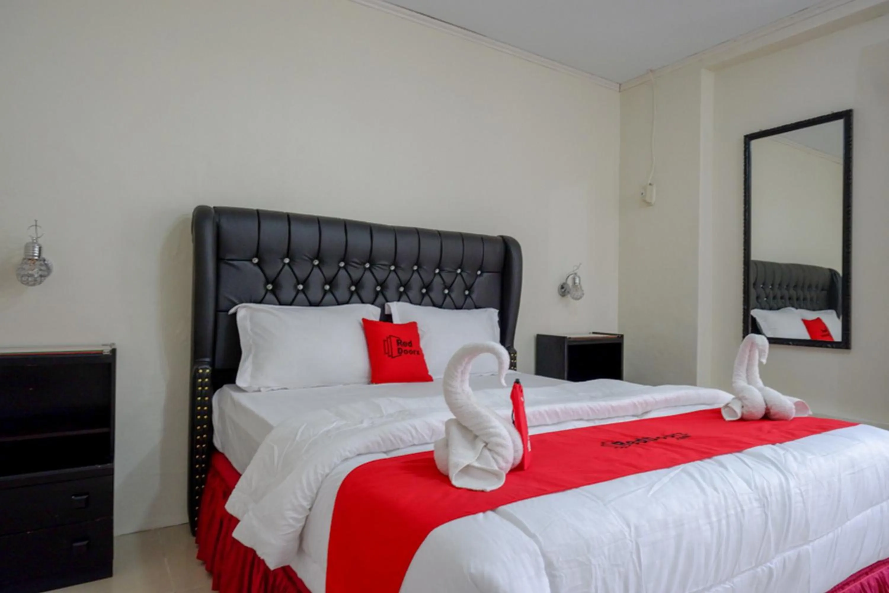 Deluxe Room in RedDoorz Plus Syariah at Alam Raya Hotel