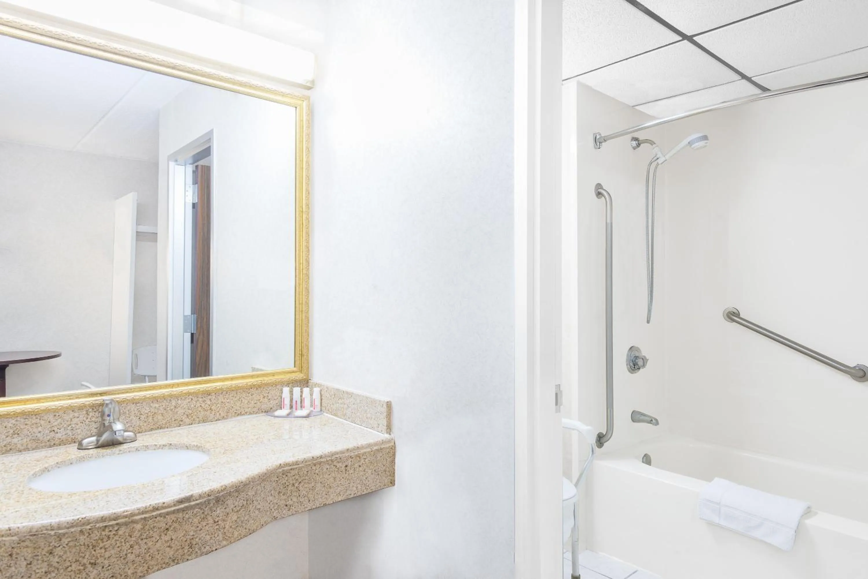 Double Room - Disability Access/Non-Smoking in Howard Johnson by Wyndham Saugerties