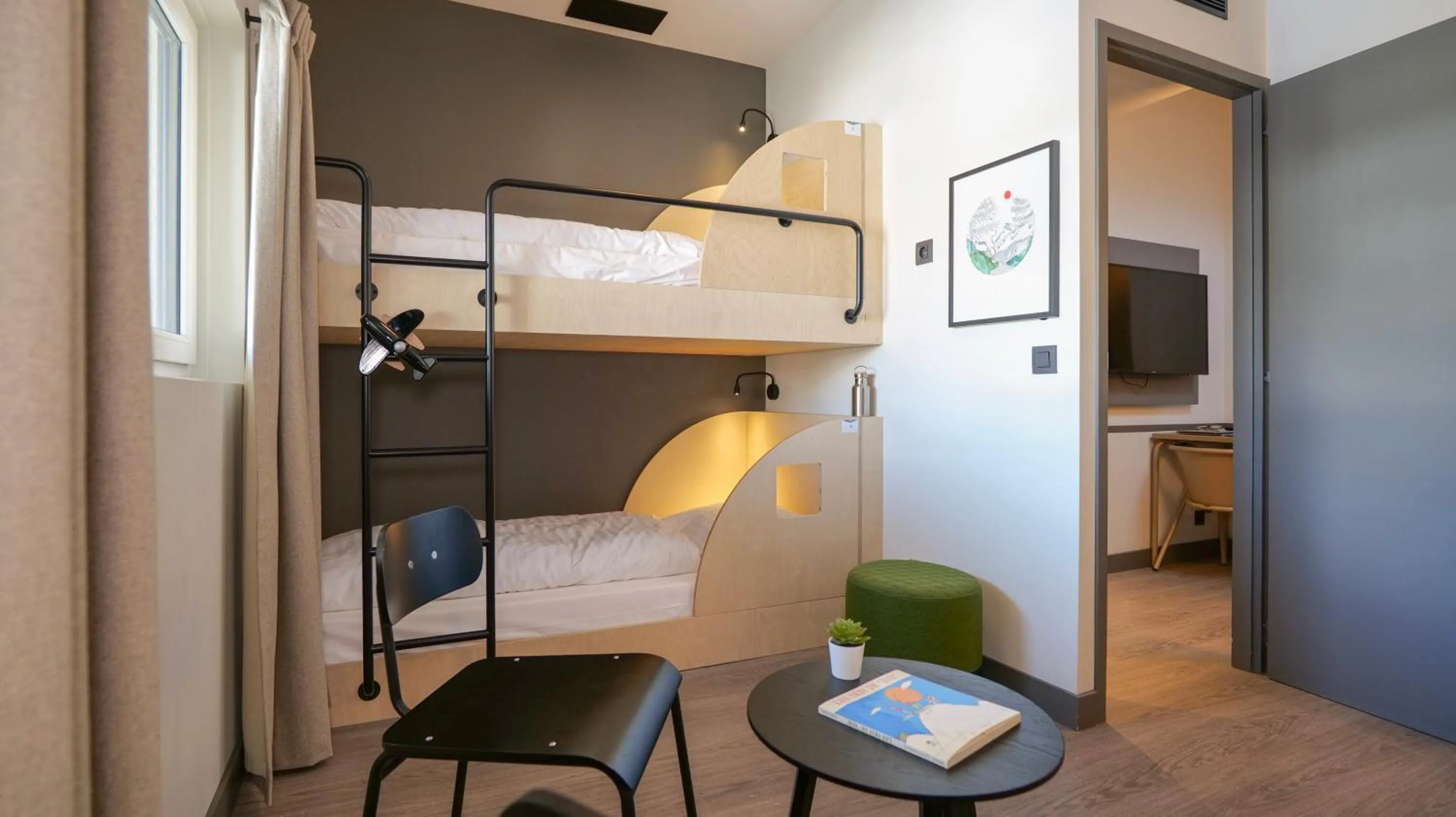 10-Bed Mixed Dormitory Room in Plan B Hotel - Living Chamonix