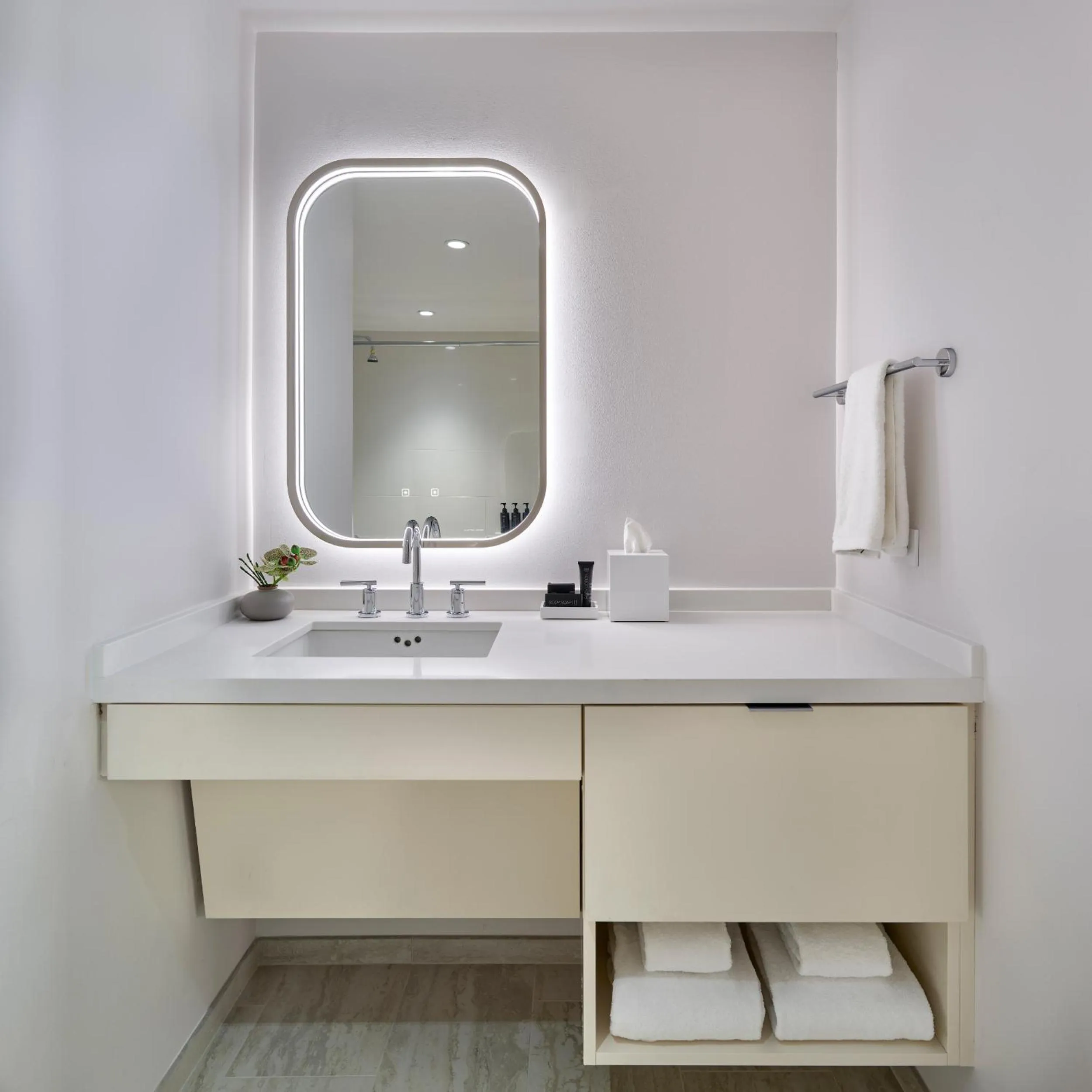 King Suite with Balcony in Hotel AKA Washington Circle