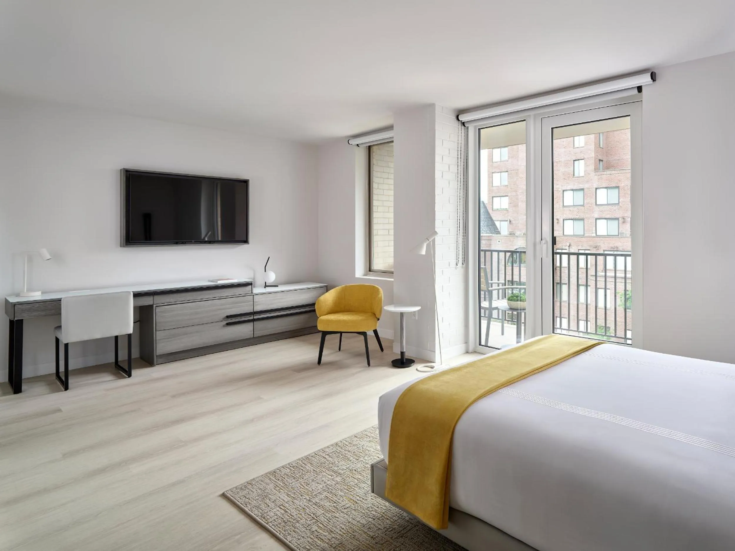 Queen Room - Disability Access in Hotel AKA Washington Circle