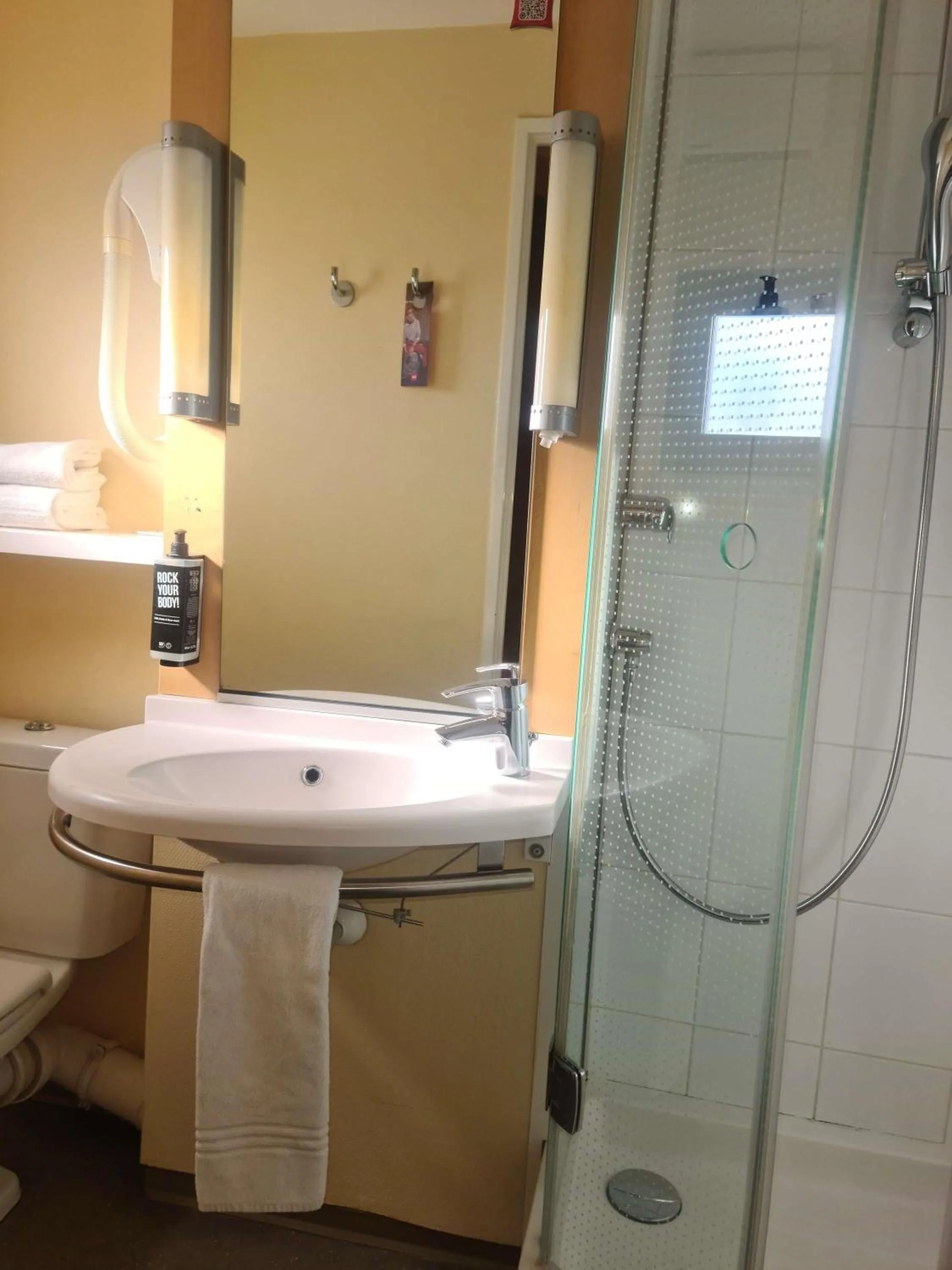 Standard Room with twin beds in ibis Marseille Centre Gare Saint Charles