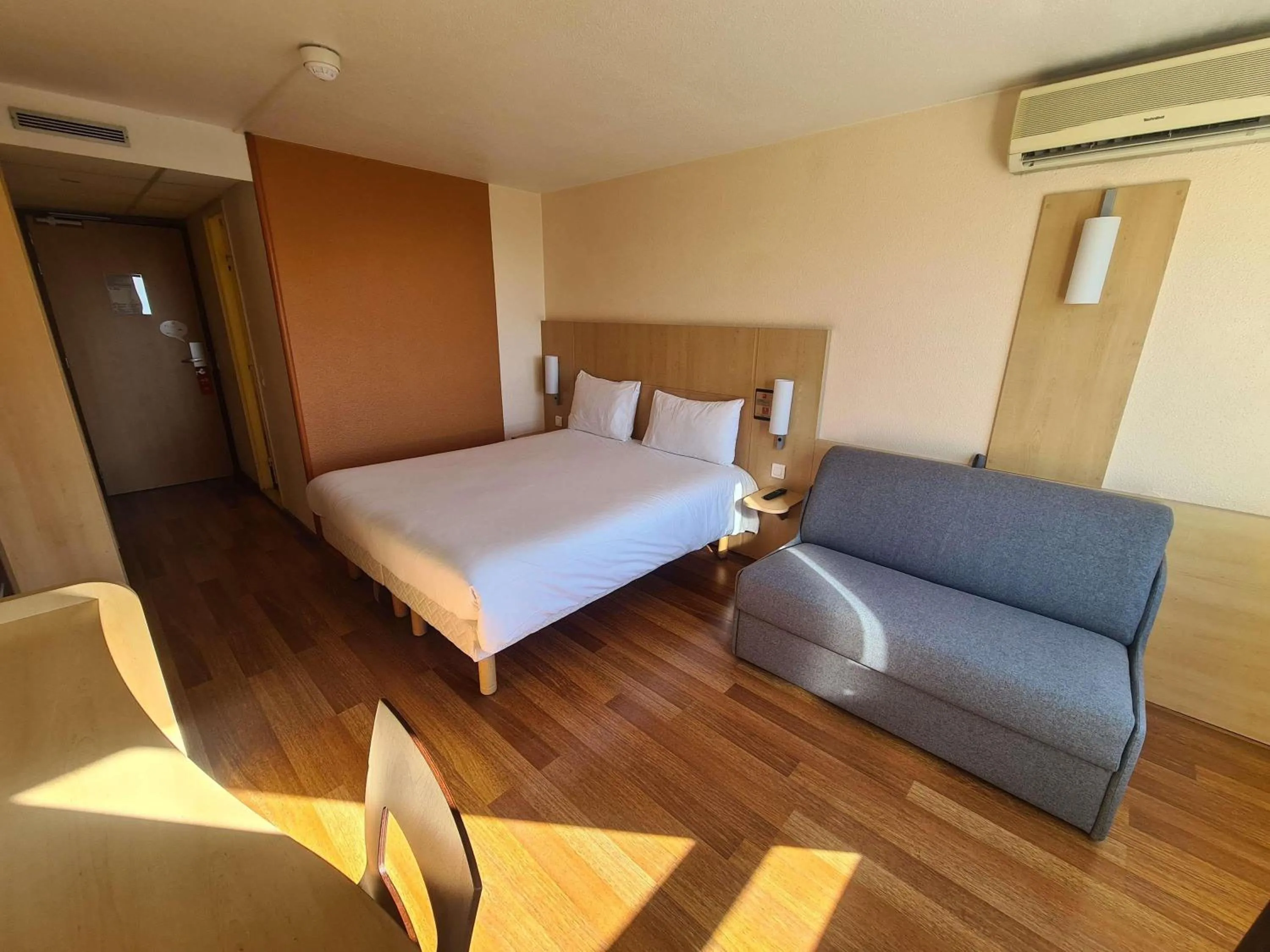 Superior Triple Room with Sofa Bed in ibis Marseille Centre Gare Saint Charles