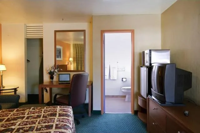 Queen Room - Non-Smoking in Americas Best Value Inn - Livermore