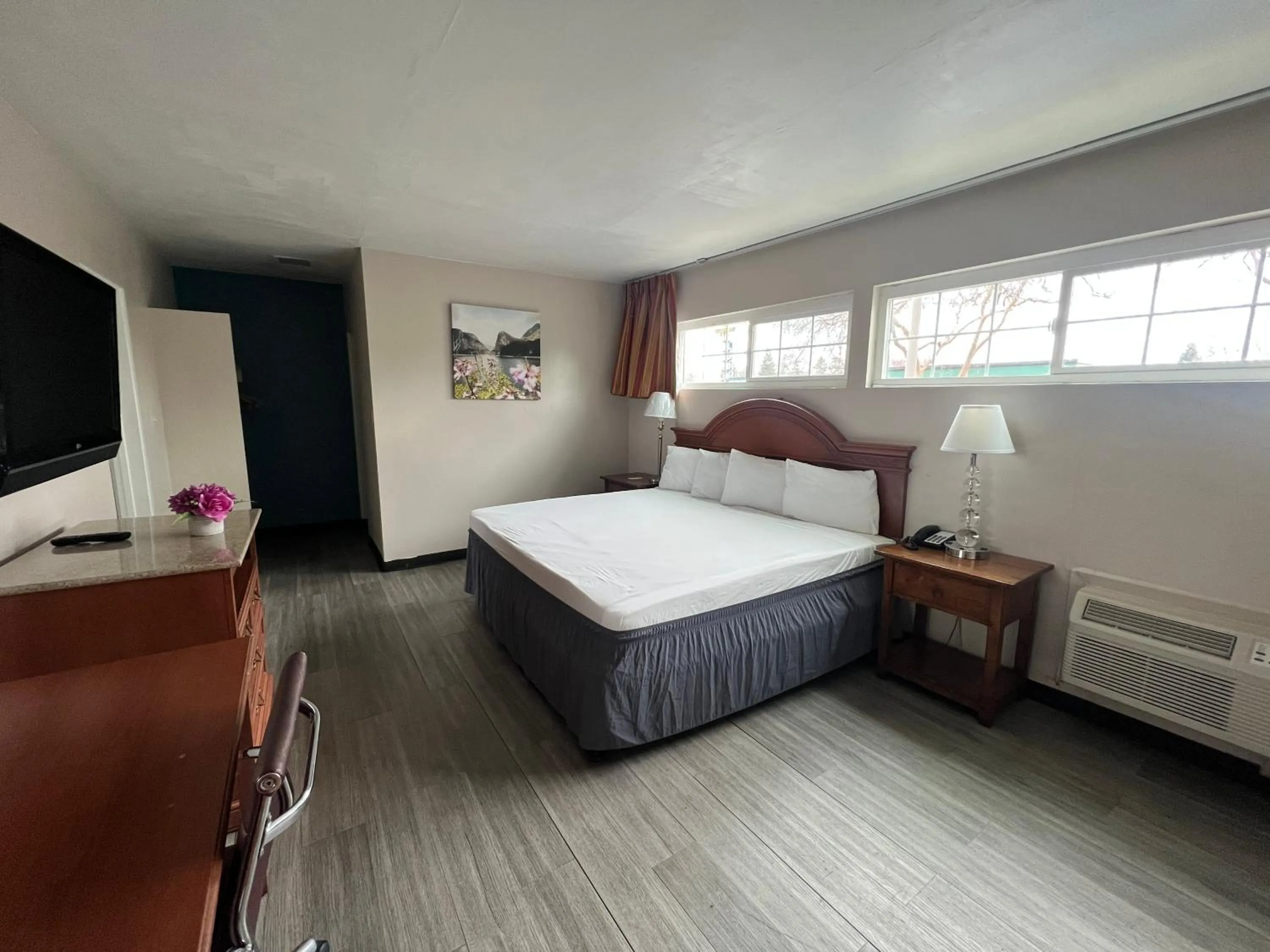 Deluxe King Suite in University Inn Chico