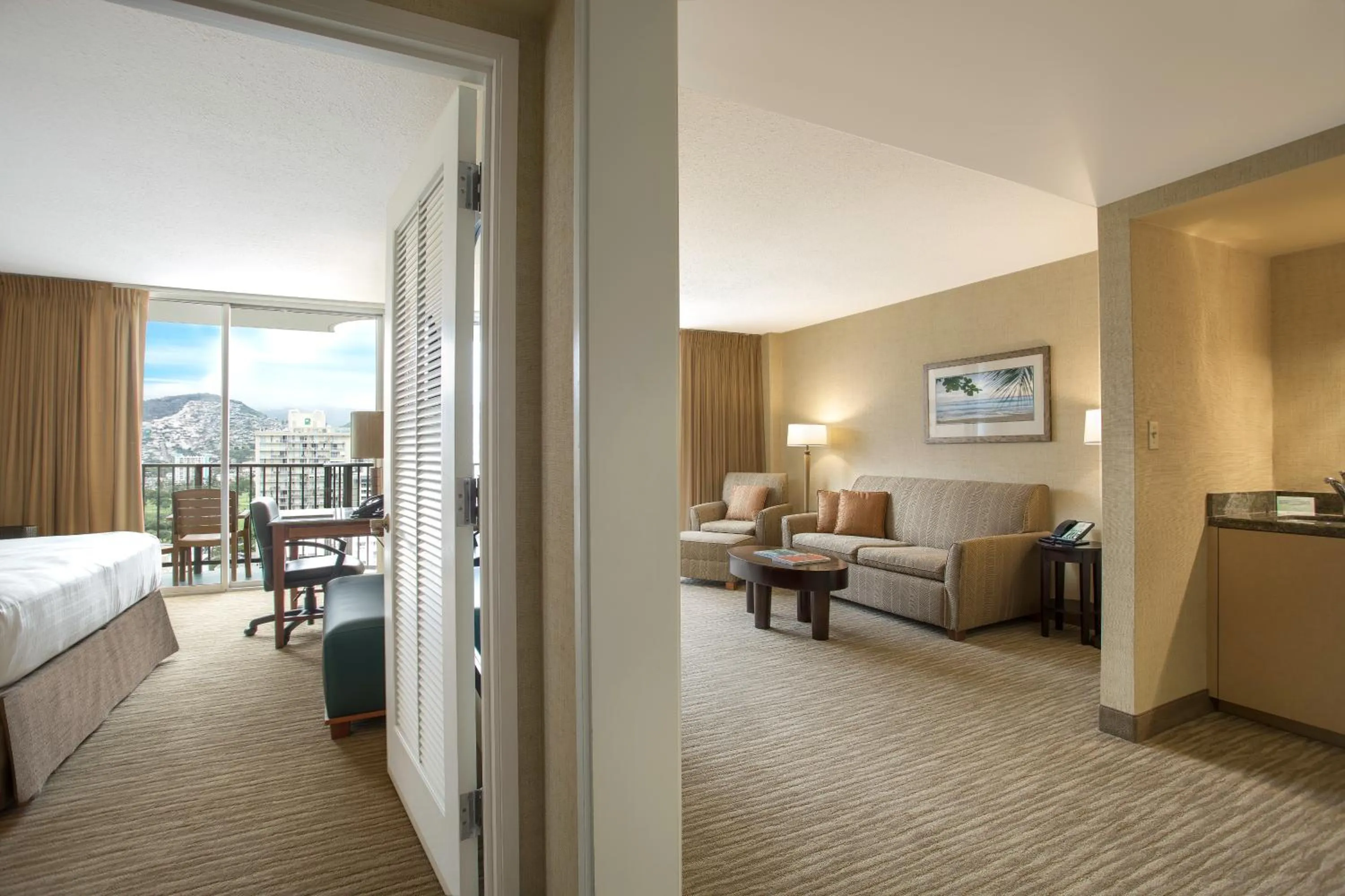 Suite with Mountain View in Waikiki Resort Hotel