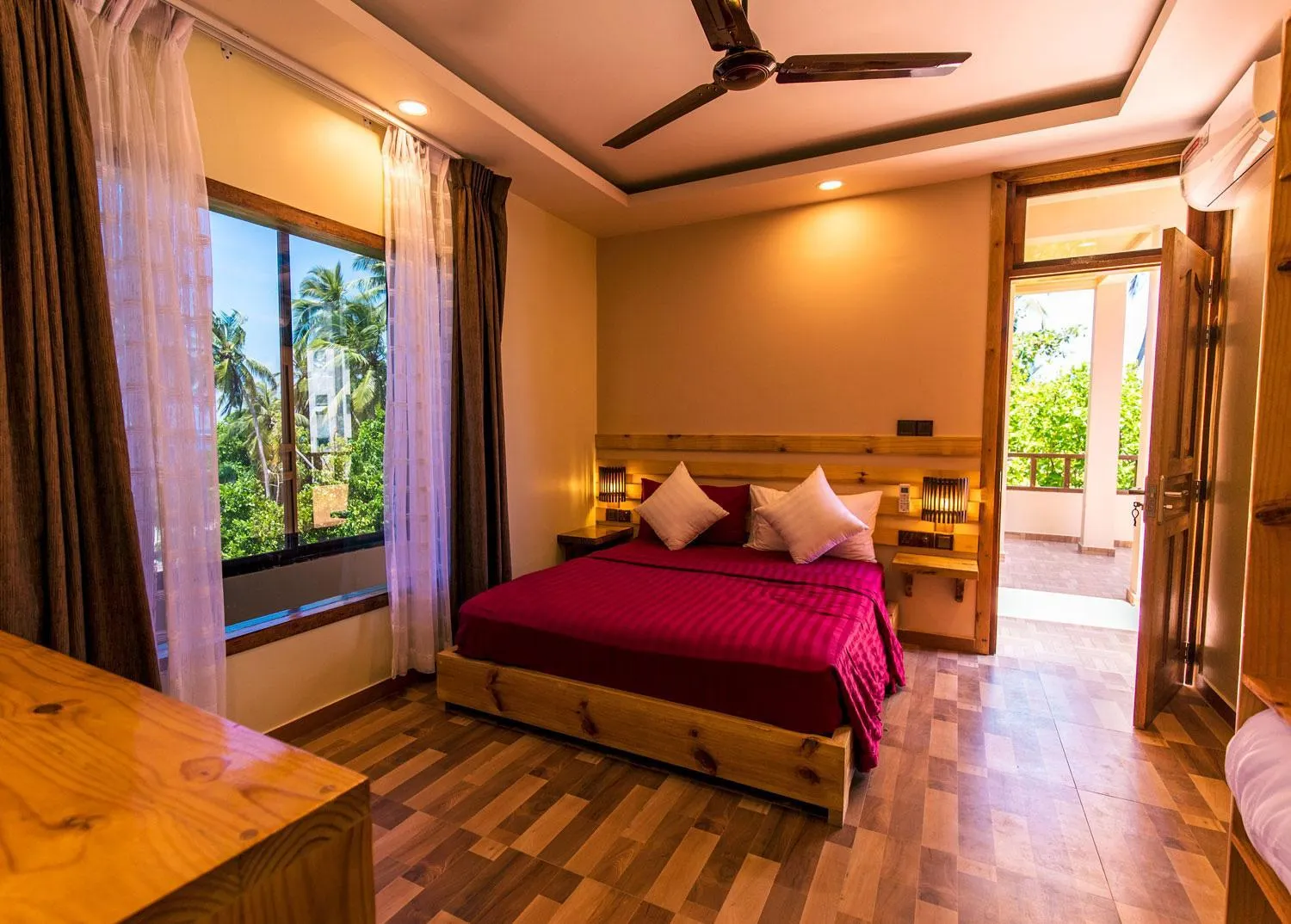 Queen Room with Sea View in Endheri Sunset Dhangethi