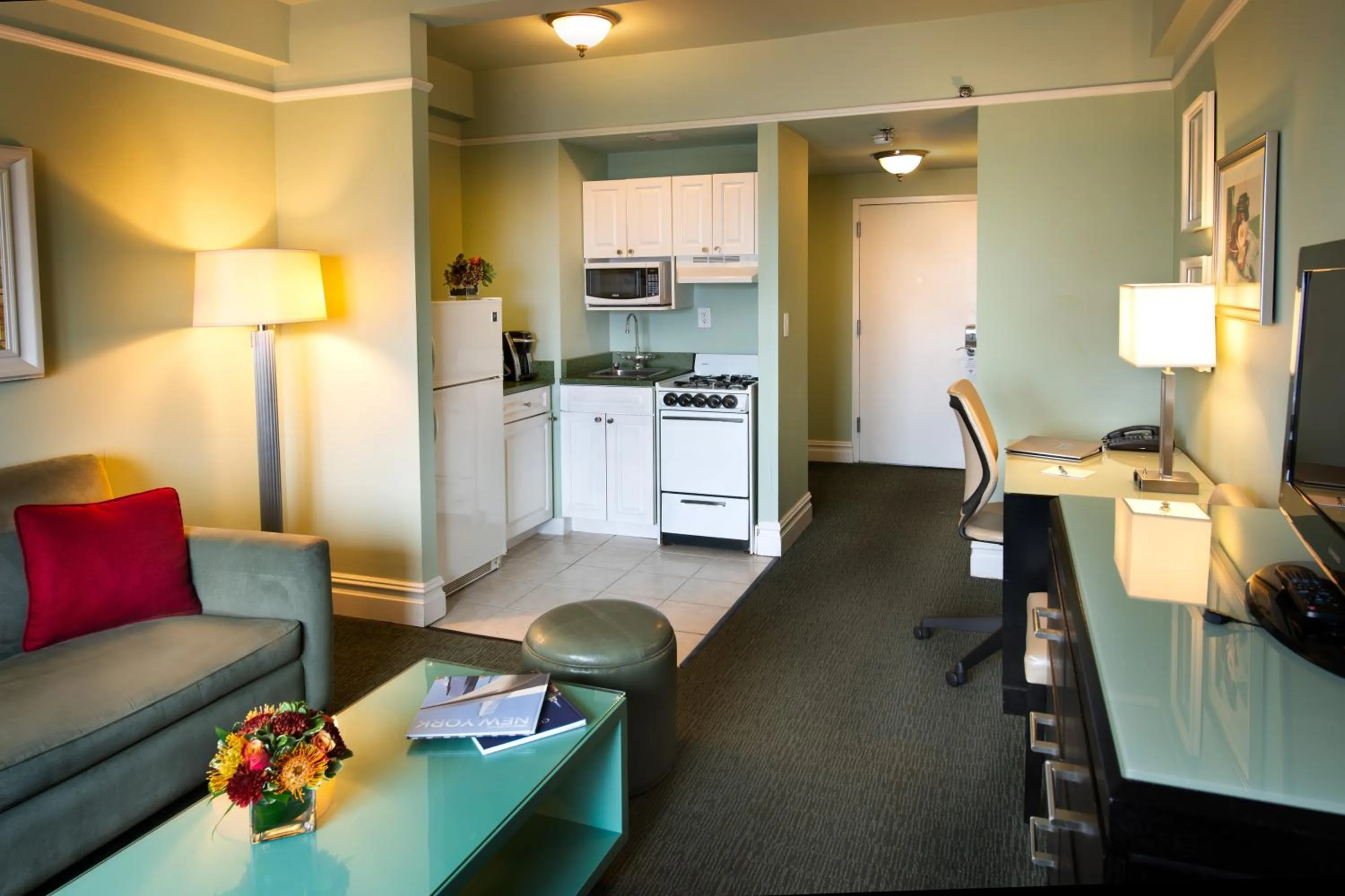 Deluxe One-Bedroom Suite with Two Double Beds in Hotel Beacon