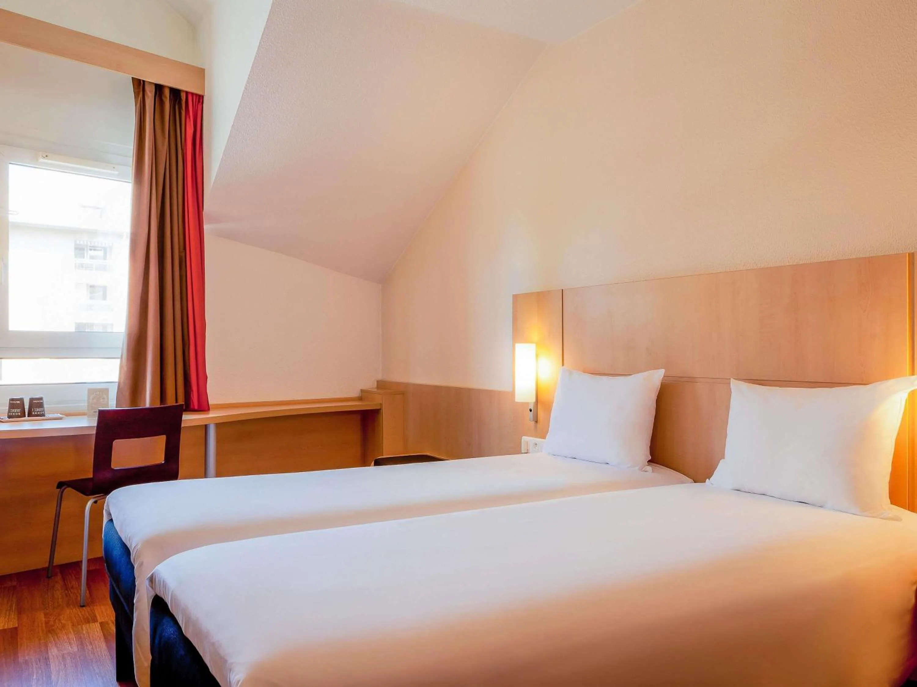 Standard Twin Room in ibis Annecy Centre Vieille Ville