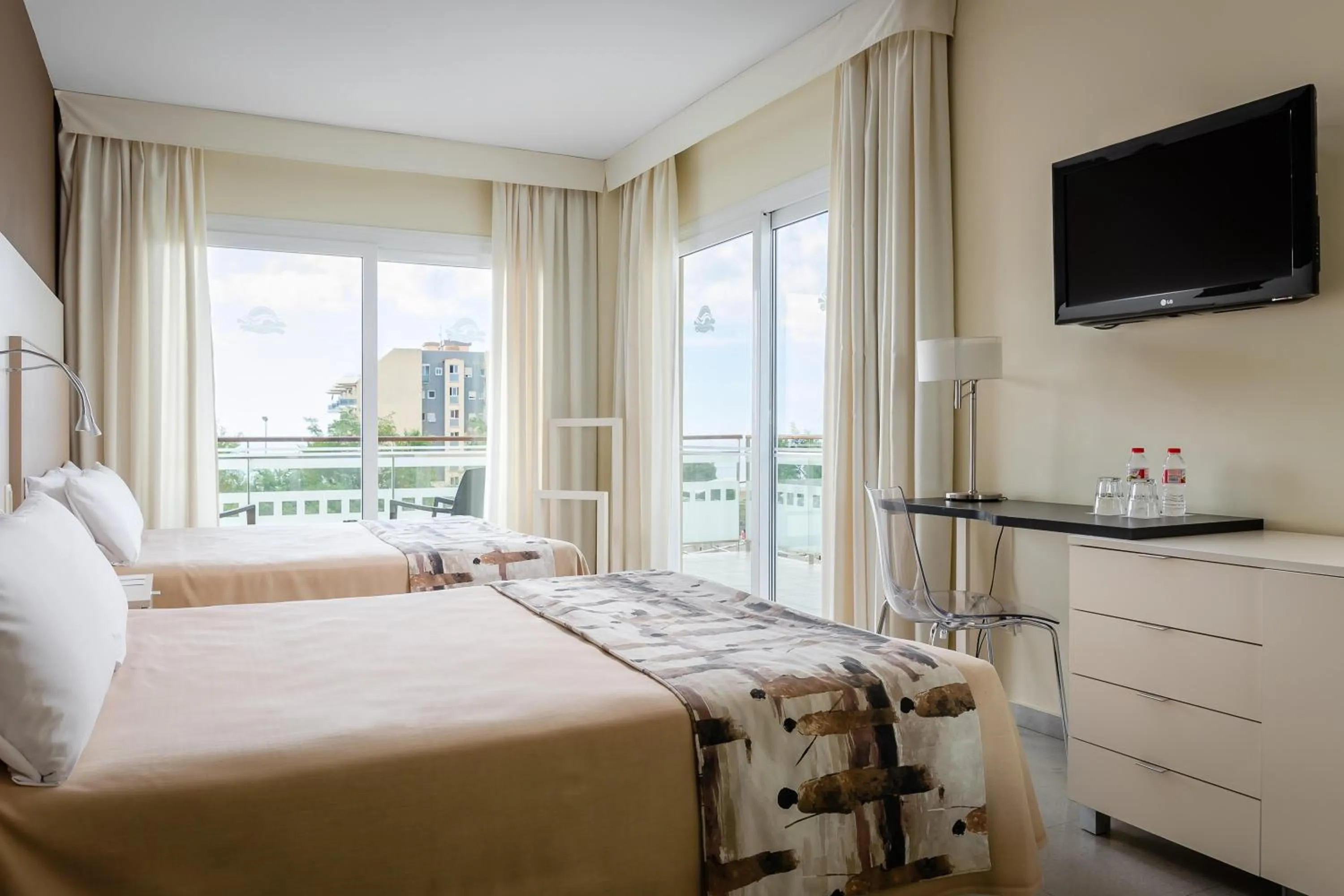 Premium Quadruple Room in ALEGRIA Caprici Verd 4 Sup